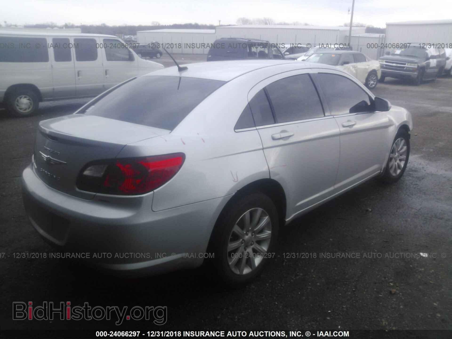 2010 CHRYSLER SEBRING - VIN: 1C3CC5FD6AN109048 - Фото 4