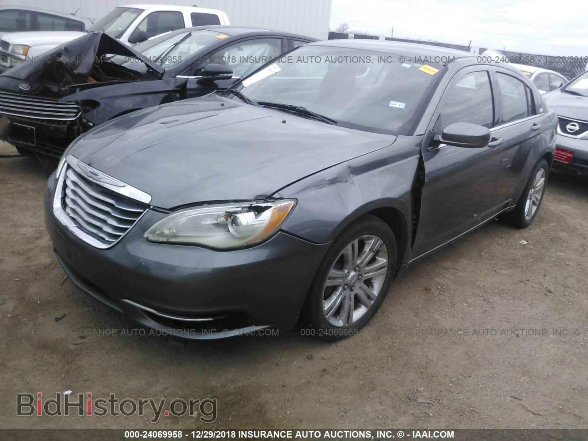 2013 CHRYSLER 200 - VIN: 1C3CCBAB0DN705782 - Photo 2