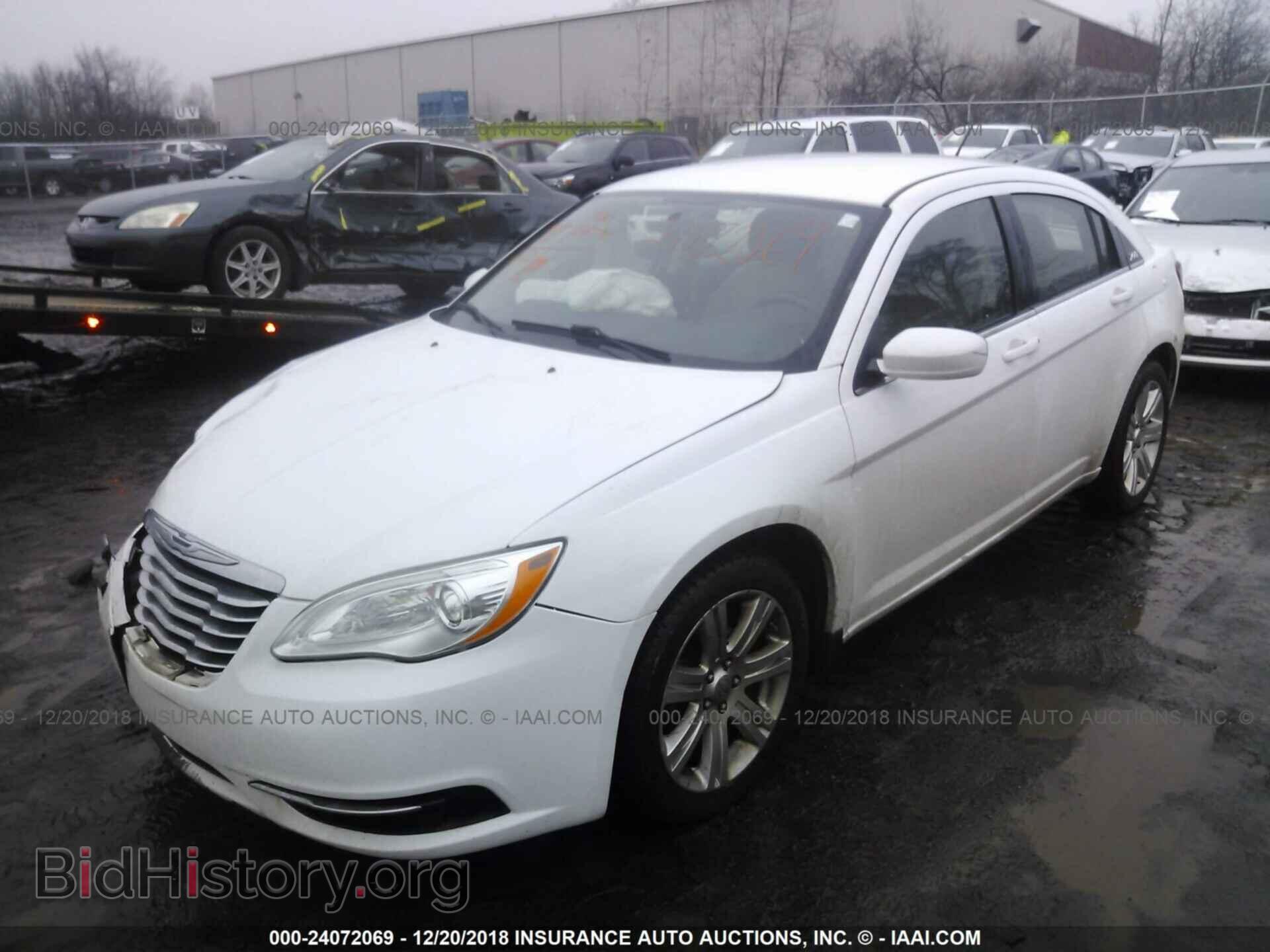 2011 CHRYSLER 200 - VIN: 1C3BC1FB0BN569066 - Фото 2