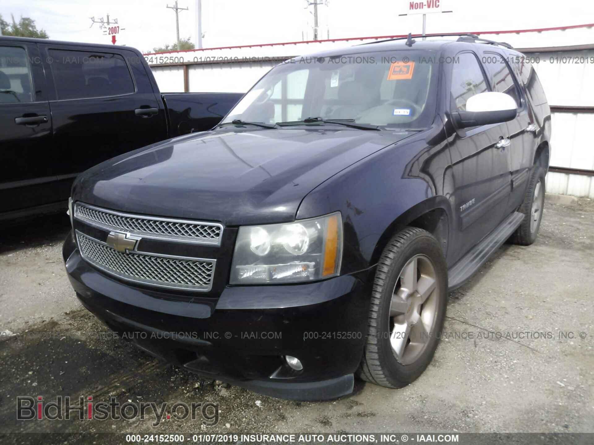 2011 CHEVROLET TAHOE - VIN: 1GNSCBE02BR390528 - Фото 2