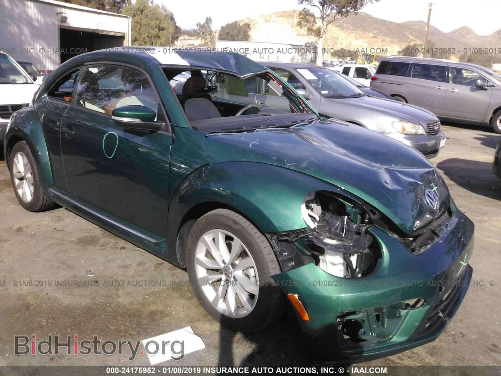 Photo 3VWF17AT4HM626343 - VOLKSWAGEN BEETLE 2017