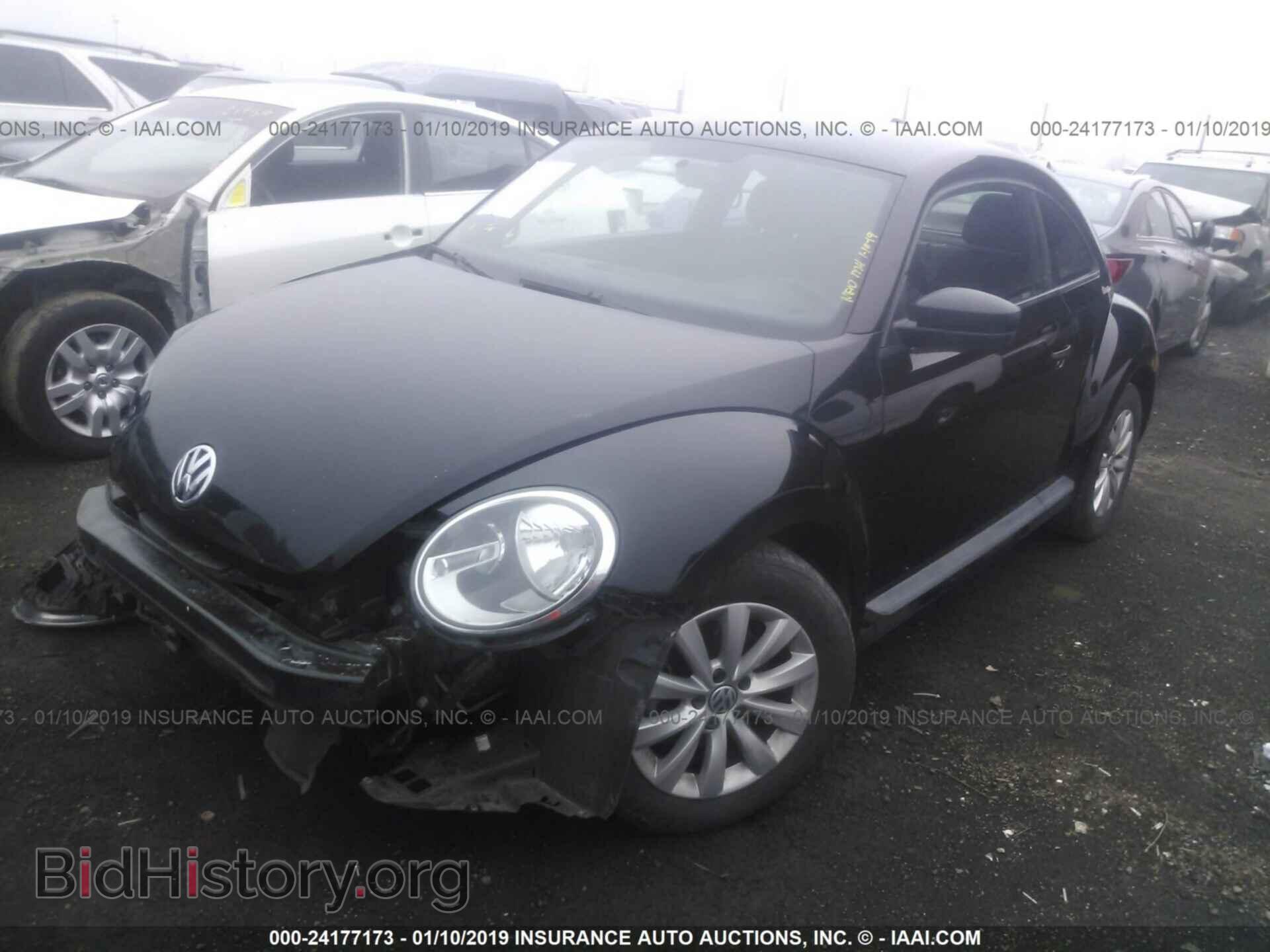 2013 VOLKSWAGEN BEETLE - VIN: 3VWFP7AT3DM663988 - Фото 2