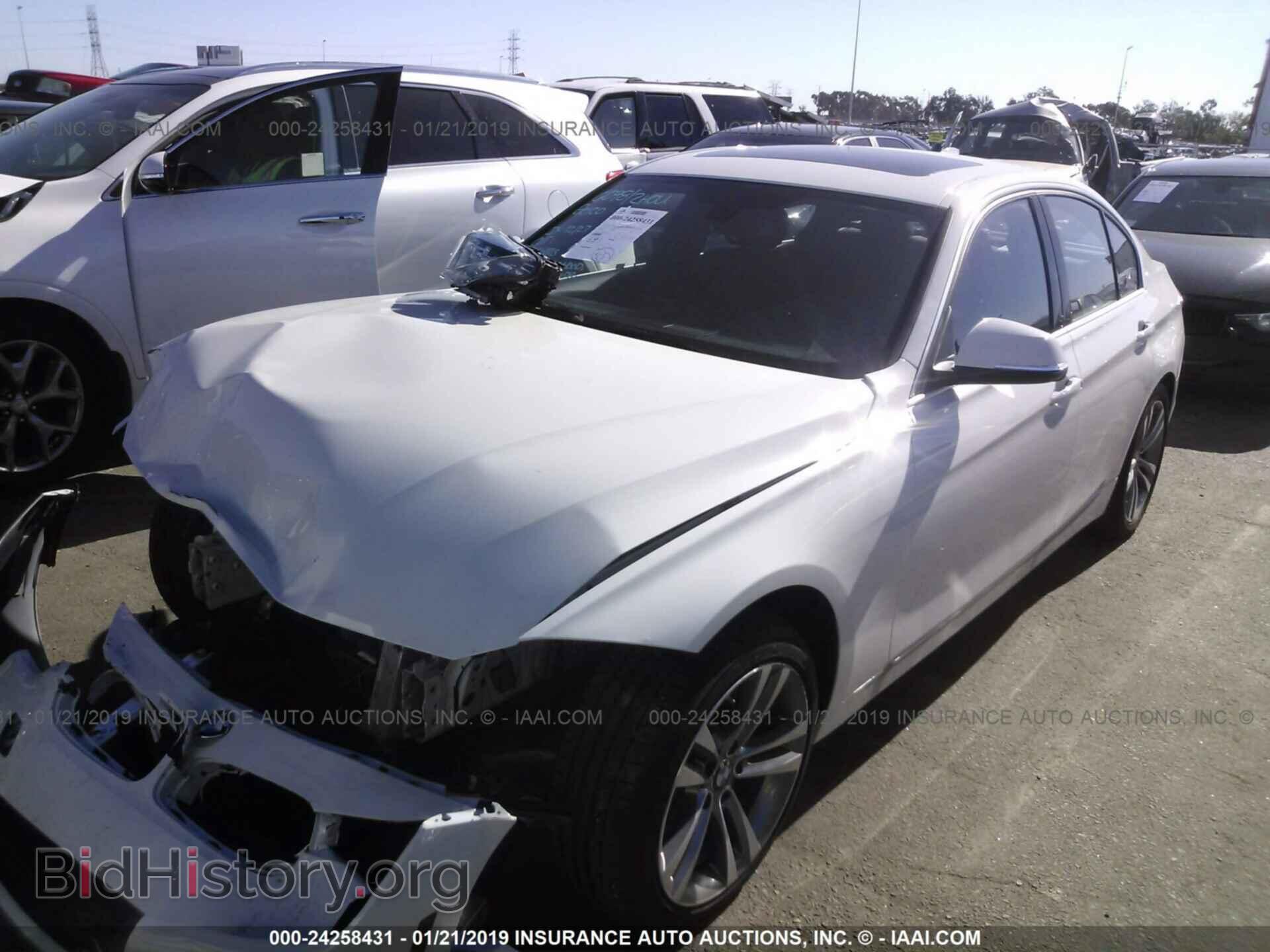 2018 BMW 330 - VIN: WBA8B9C53JEE82850 - Фото 2