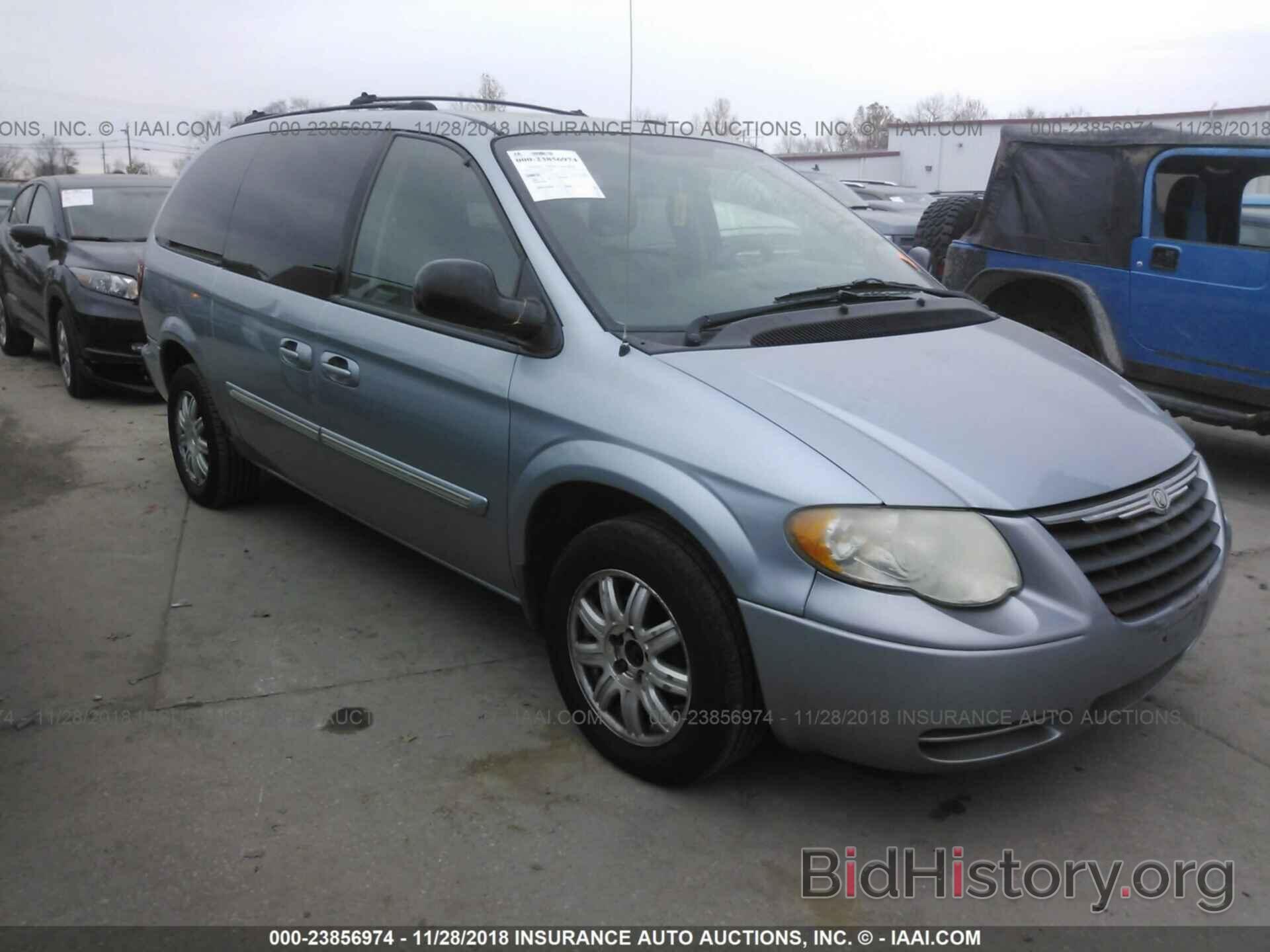 Photo 2C8GP54L75R211414 - CHRYSLER TOWN and COUNTRY 2005