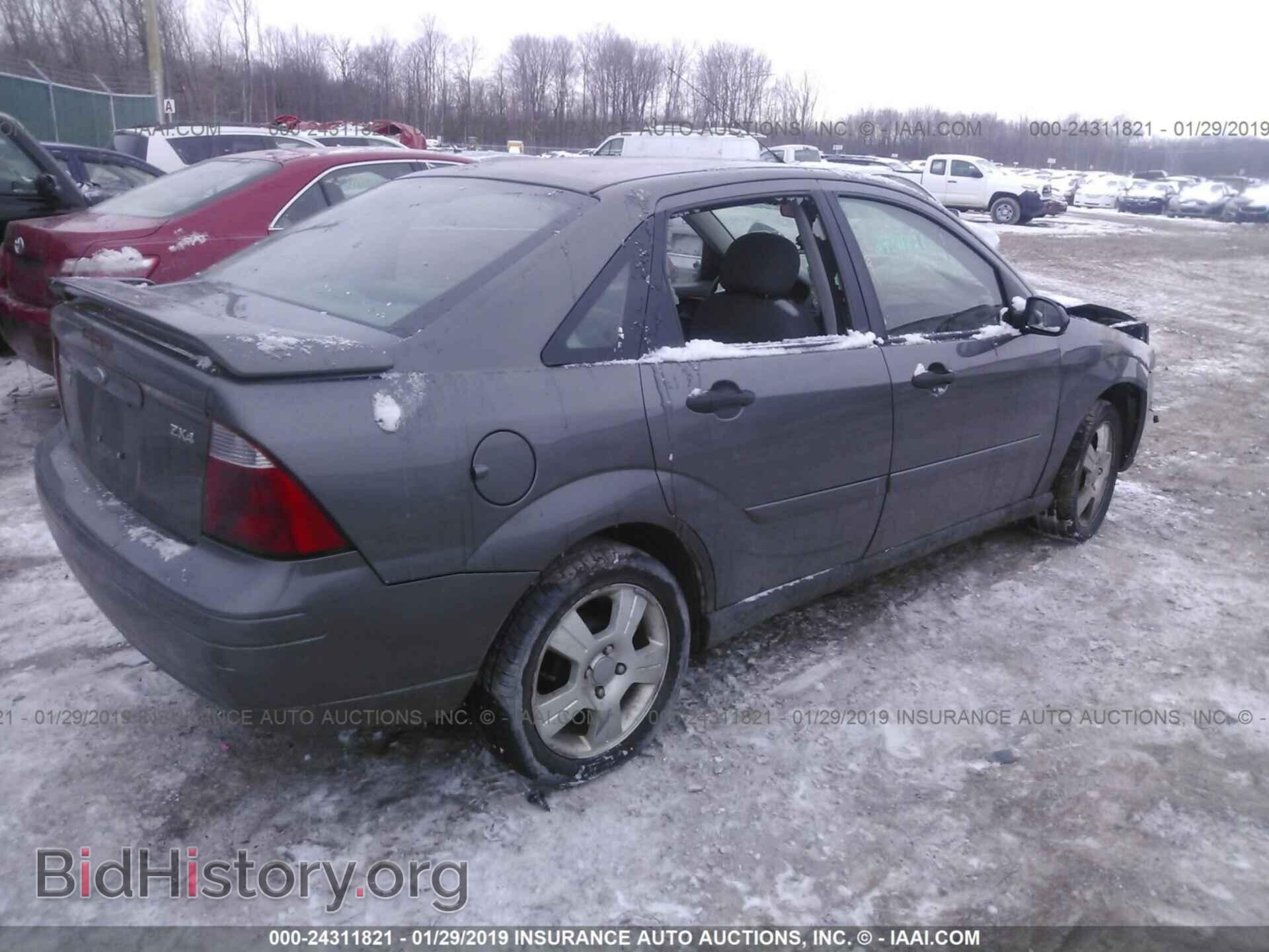 2005 FORD FOCUS - VIN: 1FAFP34N35W292119 - Photo 4