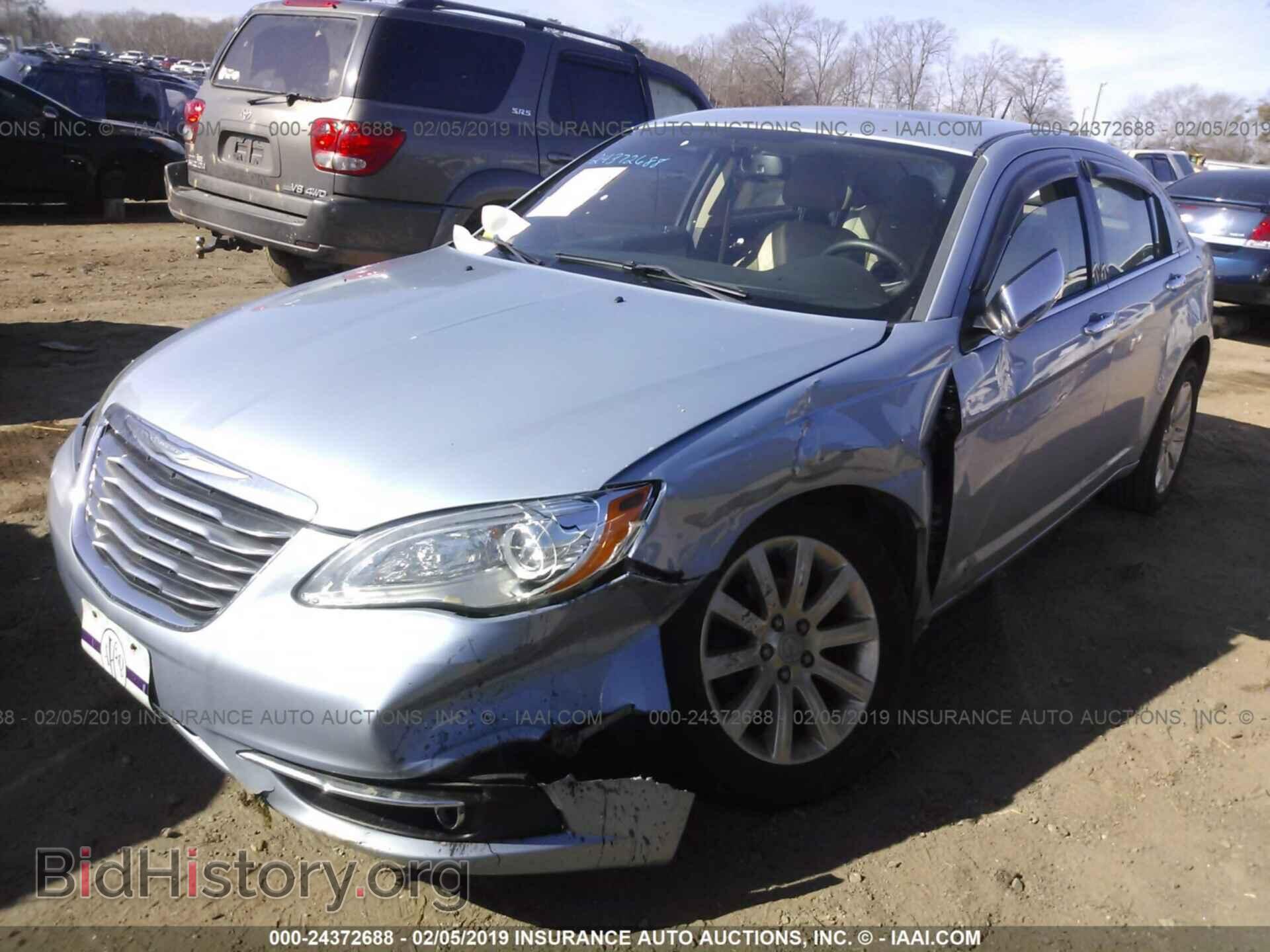 2013 CHRYSLER 200 - VIN: 1C3CCBCG5DN592548 - Фото 2