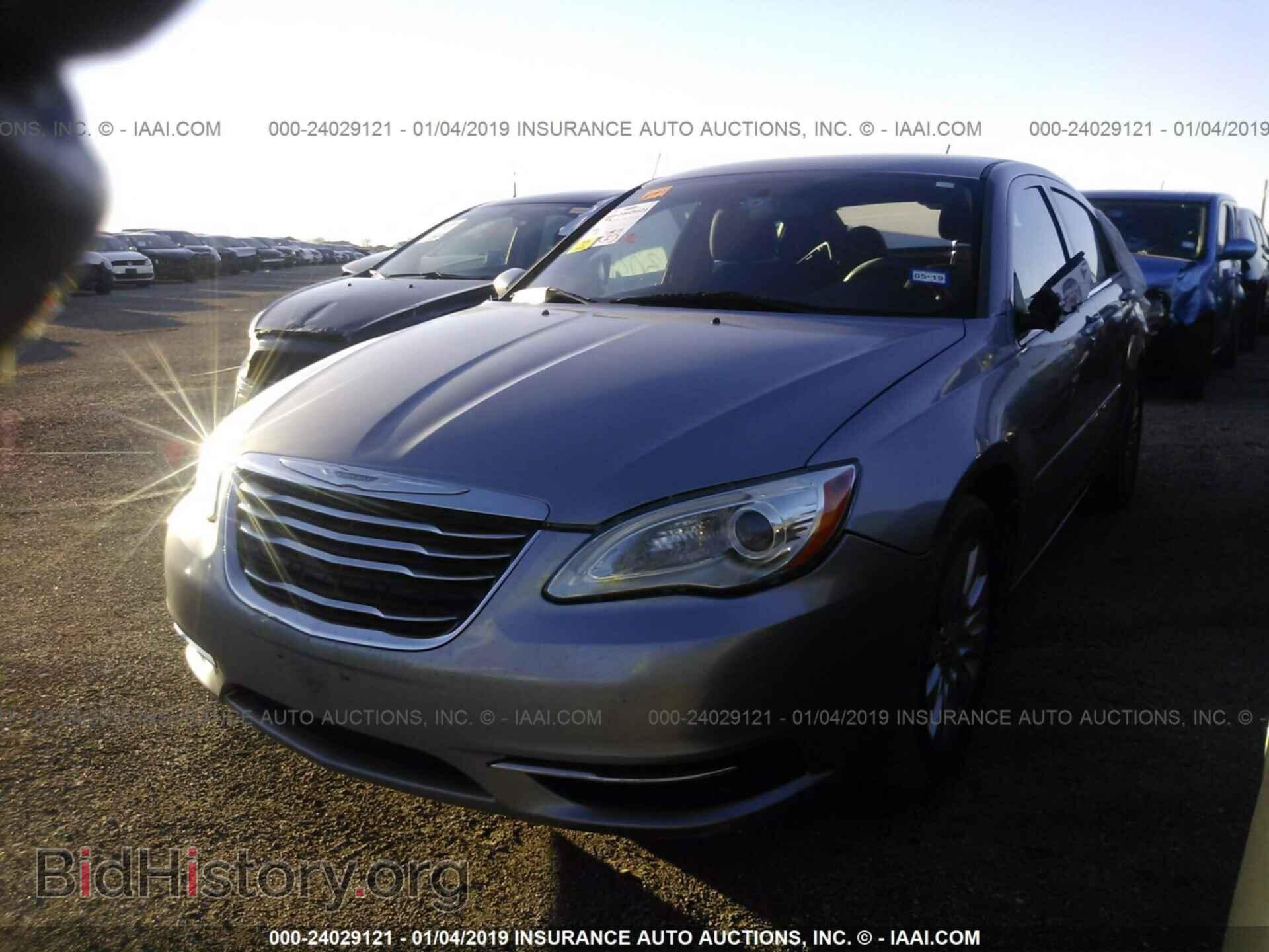 2013 CHRYSLER 200 - VIN: 1C3CCBAB3DN624677 - Фото 2