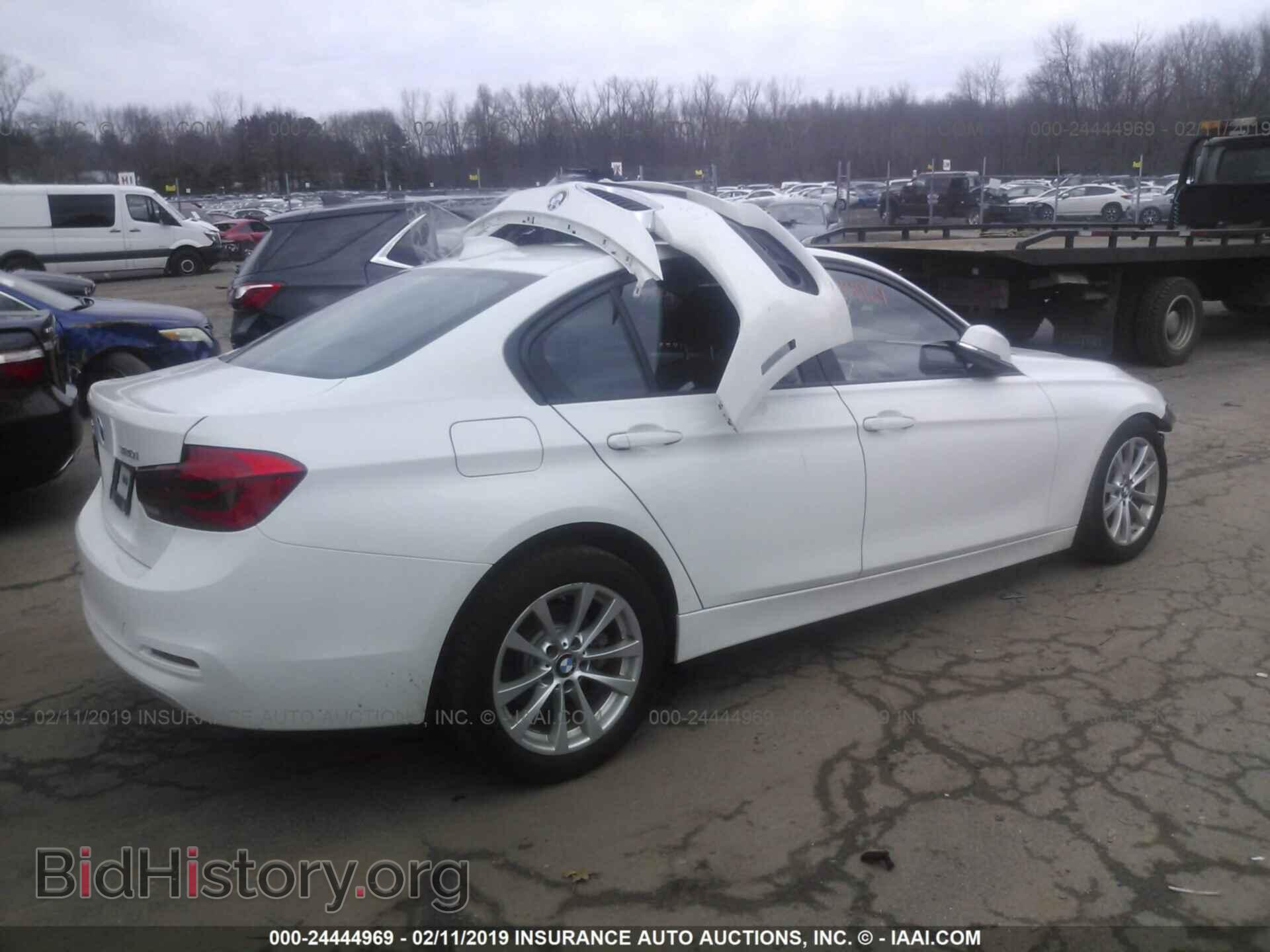 2017 BMW 320 - VIN: WBA8E5G39HNU42594 - Фото 4