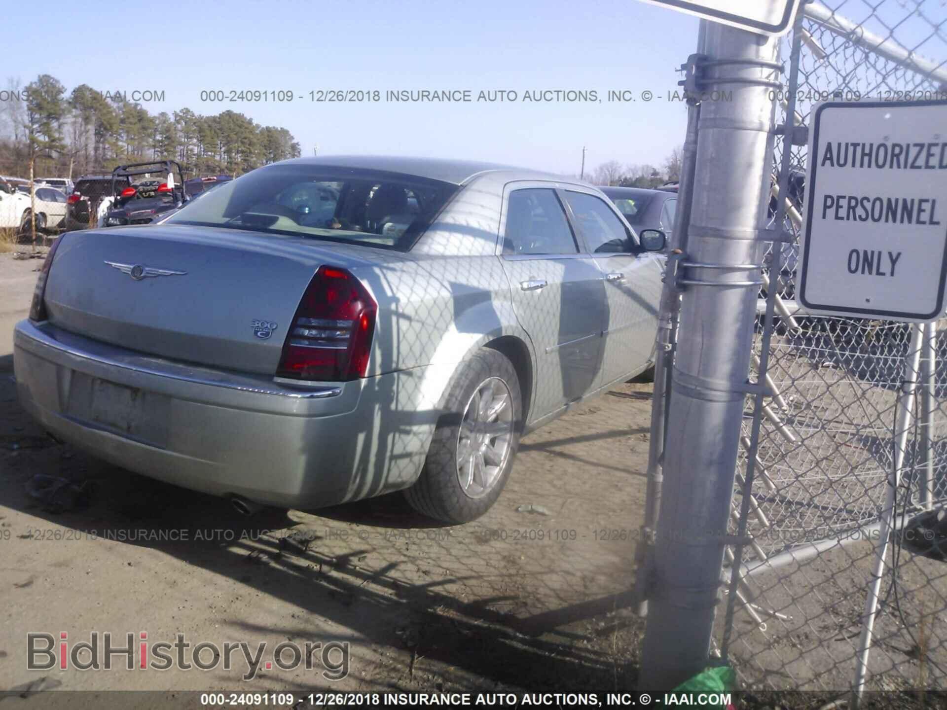2006 CHRYSLER 300C - VIN: 2C3KA63H46H299561 - Фото 4