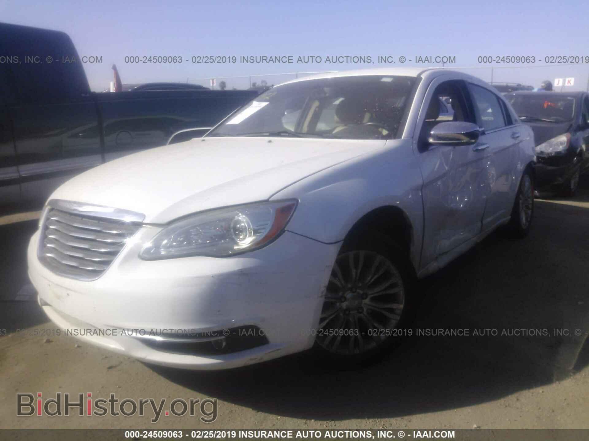 2011 CHRYSLER 200 - VIN: 1C3BC2FG3BN581911 - Photo 2