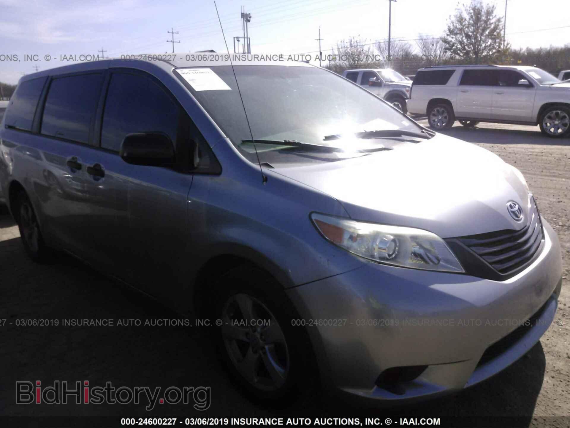Photo 5TDKA3DC7BS002596 - TOYOTA SIENNA 2011