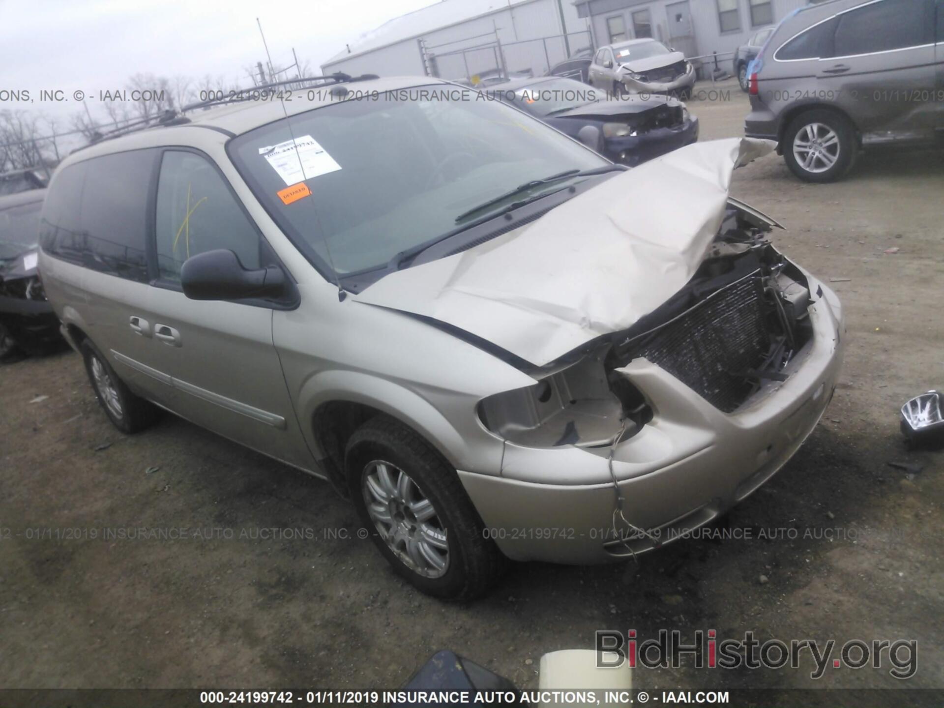 Photo 2C4GP54L05R460493 - CHRYSLER TOWN and COUNTRY 2005