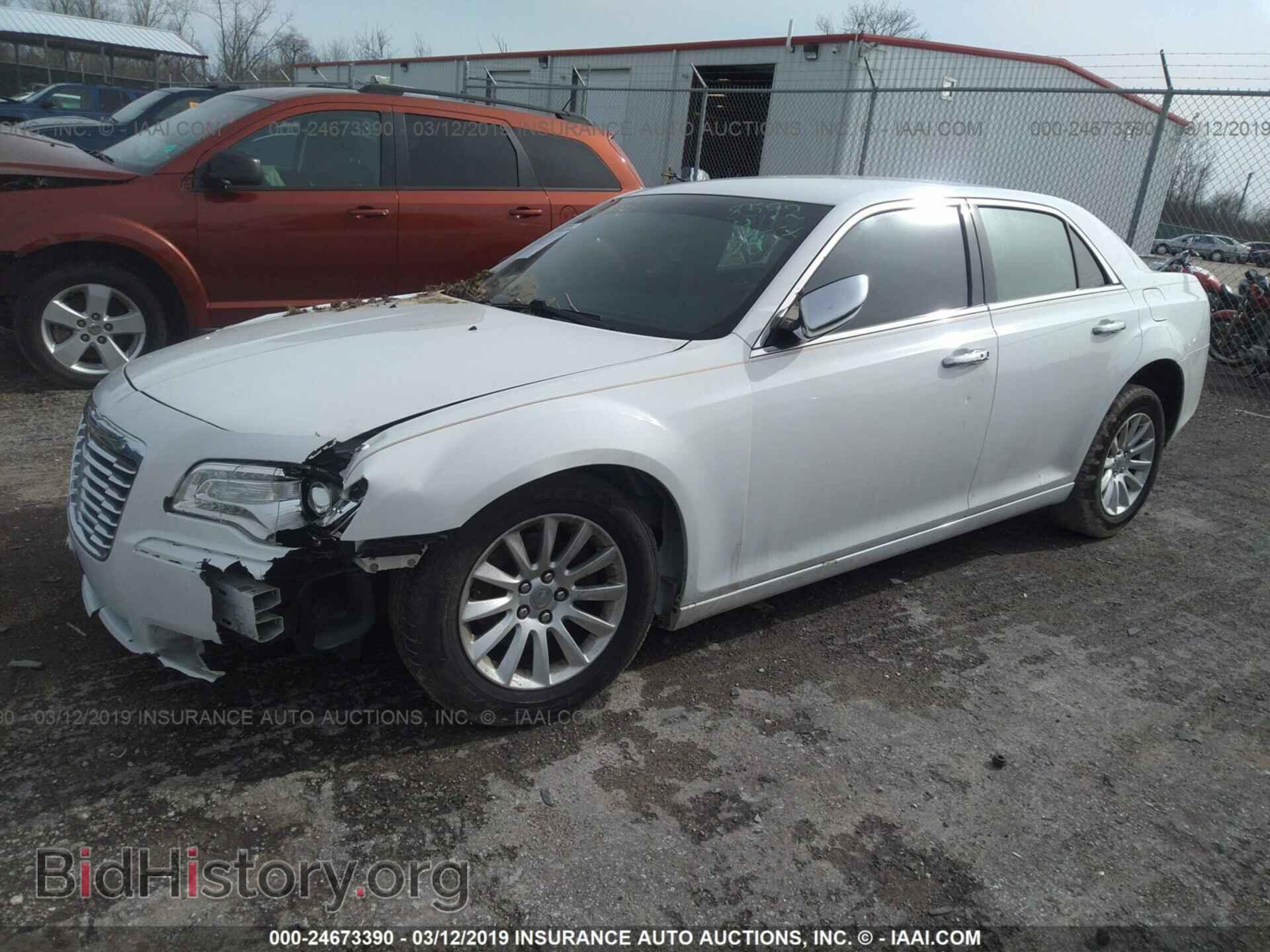 2014 CHRYSLER 300 - VIN: 2C3CCAAG9EH228592 - Фото 2