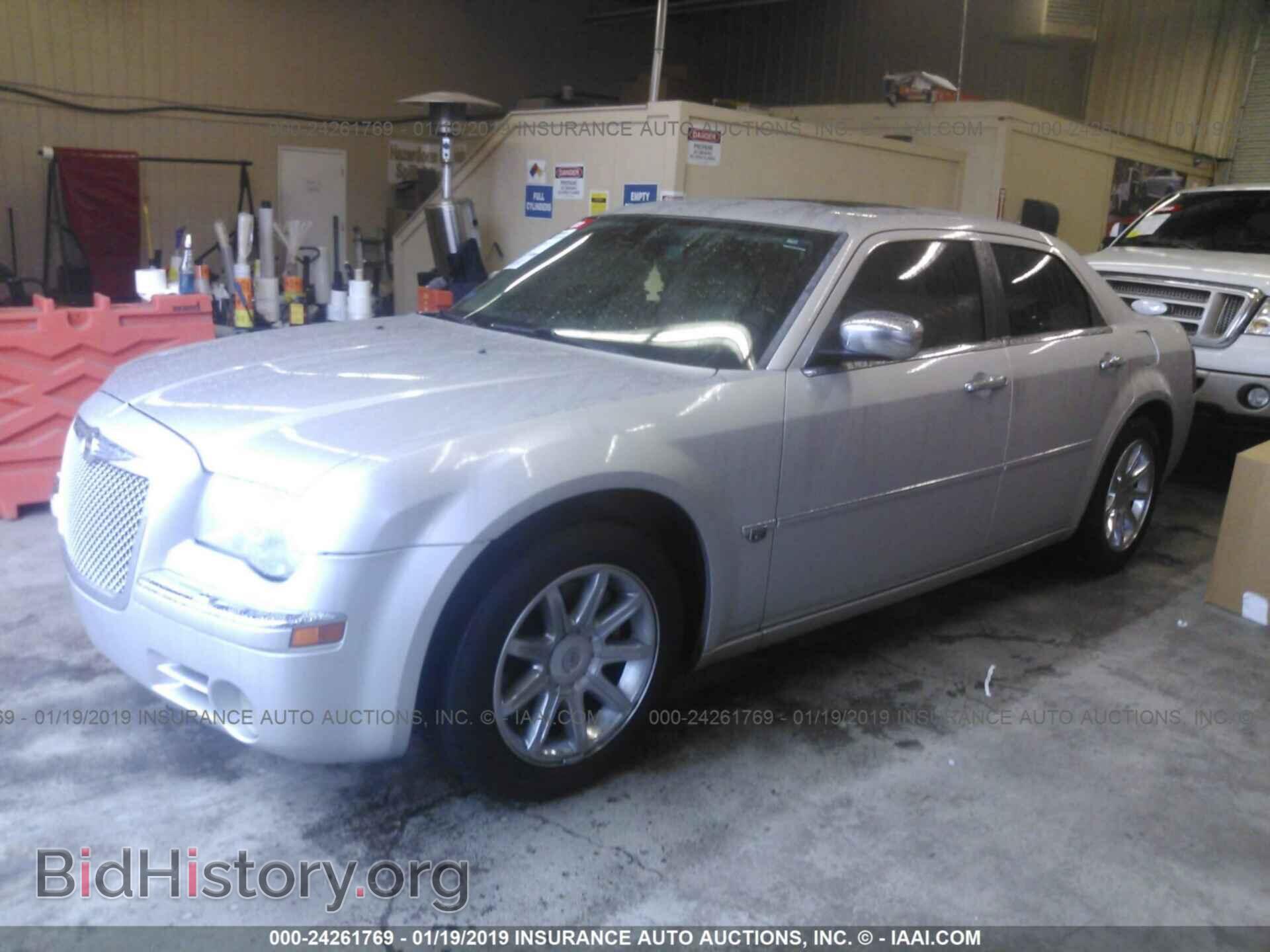 2006 CHRYSLER 300C - VIN: 2C3KA63H06H368391 - Фото 2
