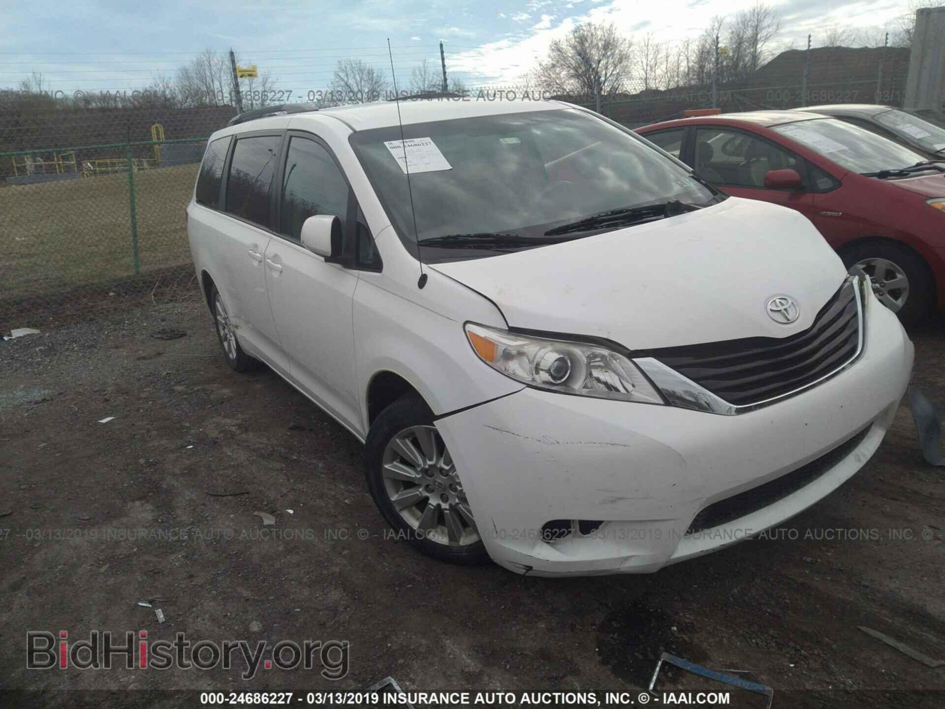 Photo 5TDJK3DC1BS028457 - TOYOTA SIENNA 2011