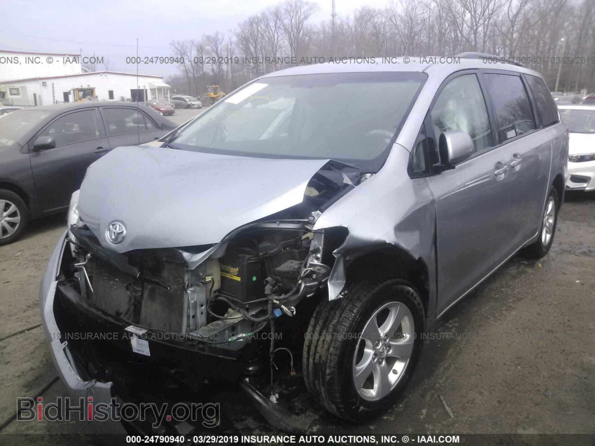 2013 TOYOTA SIENNA - VIN: 5TDKK3DC8DS402019 - Фото 2