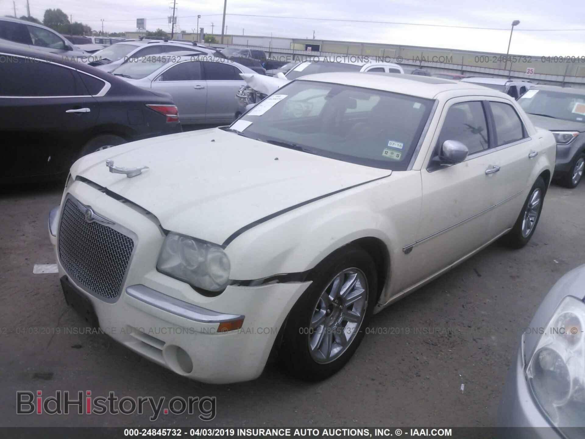 2006 CHRYSLER 300C - VIN: 2C3KA63H46H389115 - Фото 2