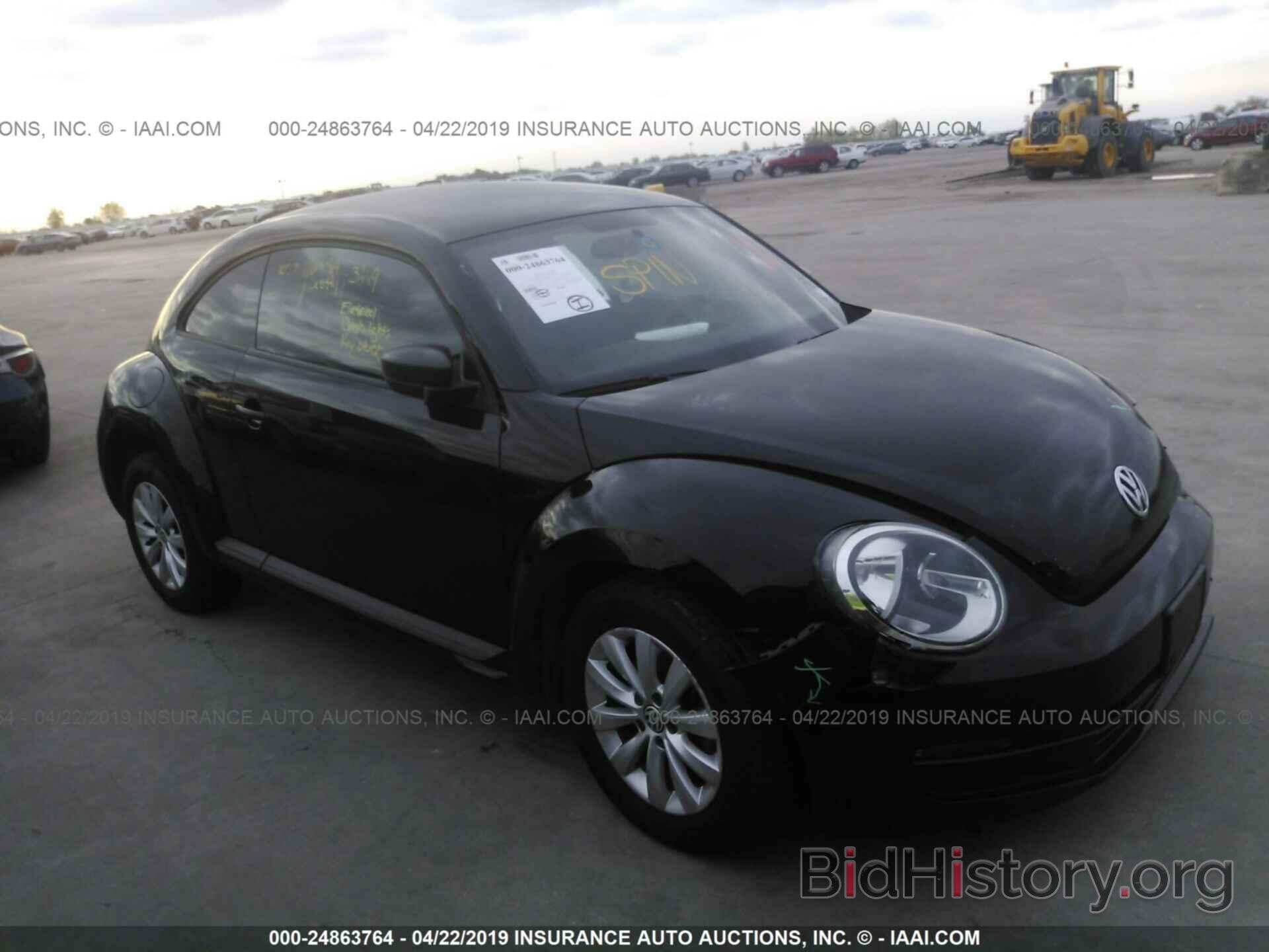 Photo 3VWF17AT5FM639695 - VOLKSWAGEN BEETLE 2015