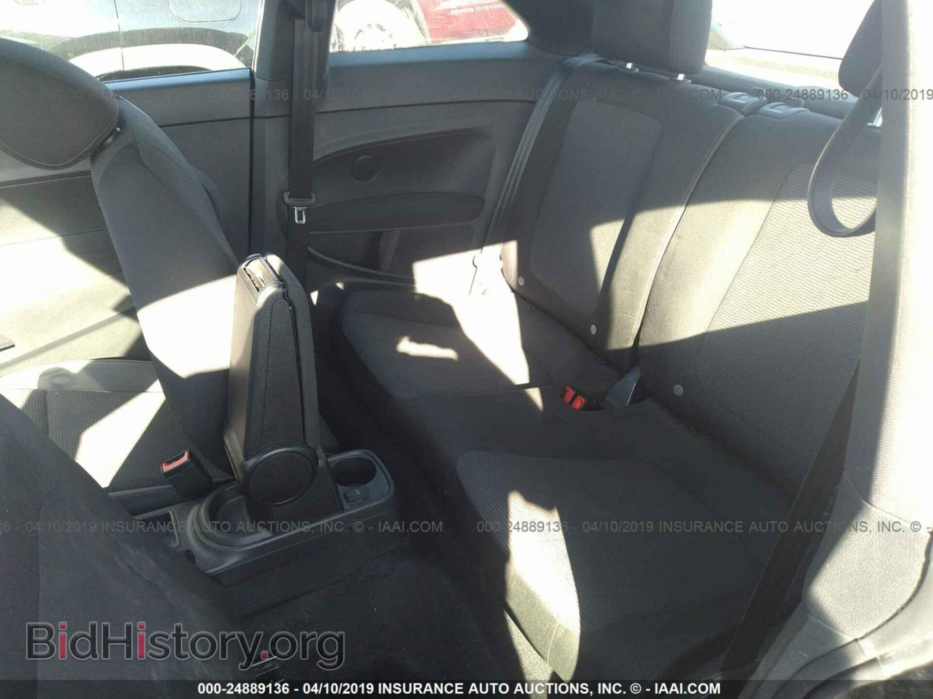 2013 VOLKSWAGEN BEETLE - VIN: 3VWFP7AT2DM690244 - Фото 8