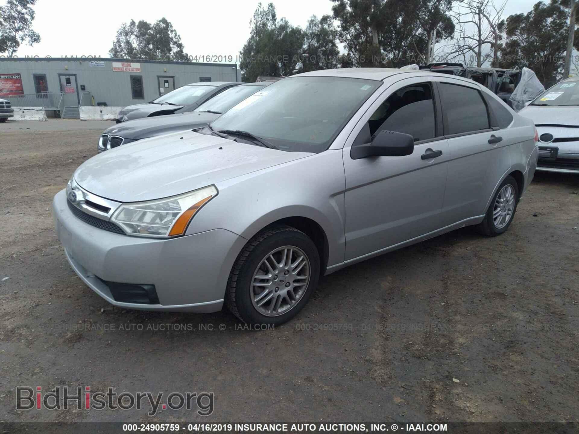 2011 Ford Focus - VIN: 1FAHP3FN2BW152807 - Фото 2