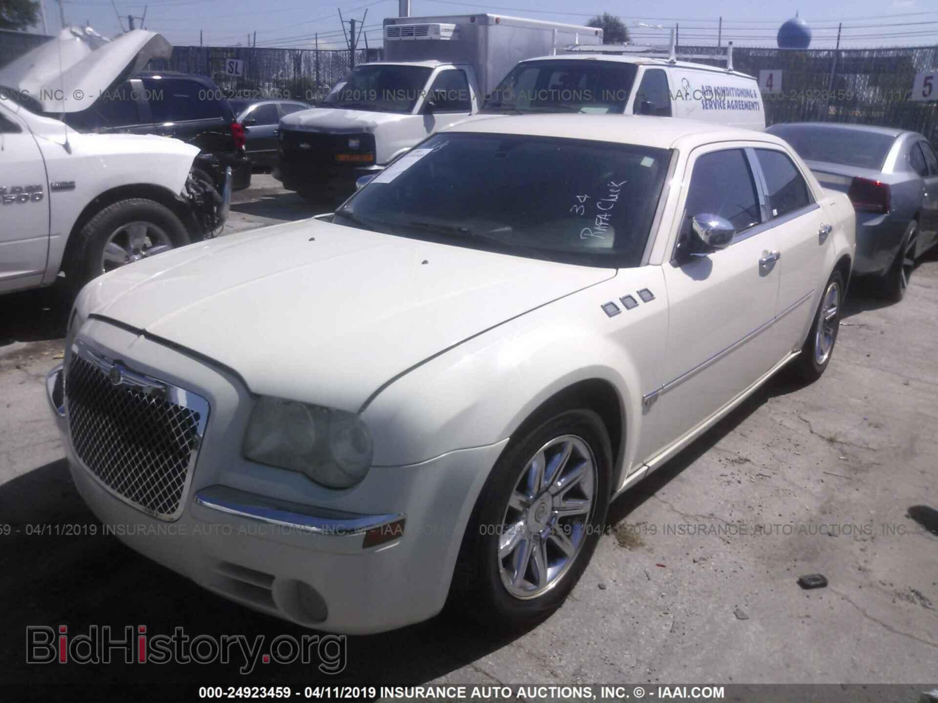 2005 CHRYSLER 300C - VIN: 2C3JA63H75H687457 - Фото 2