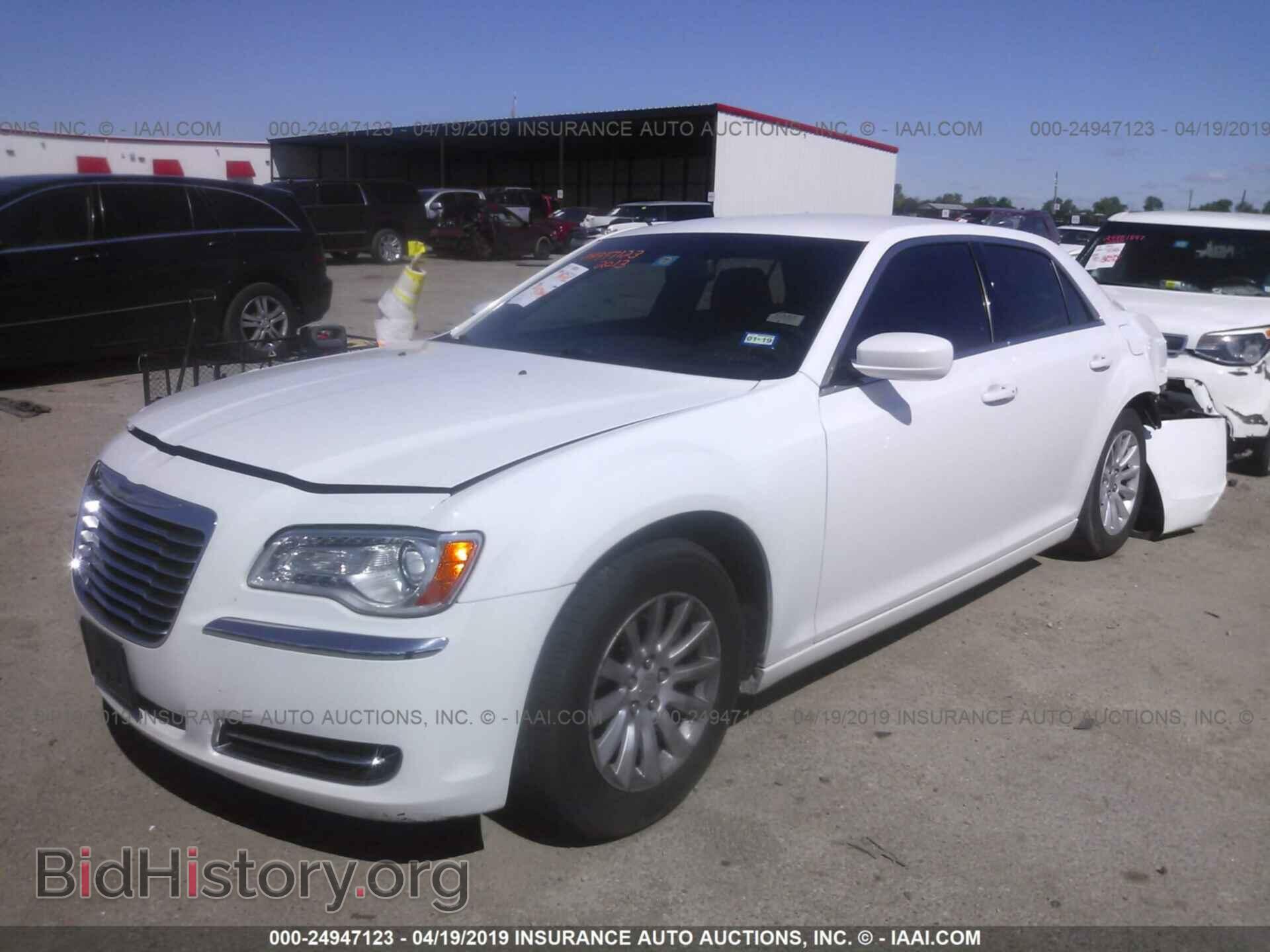 2013 CHRYSLER 300 - VIN: 2C3CCAAG1DH527864 - Фото 2