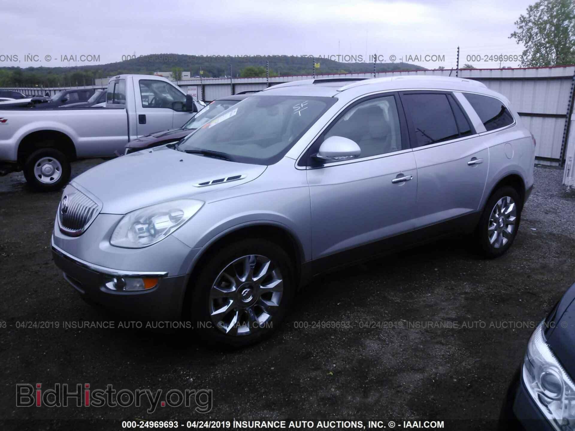 2011 BUICK ENCLAVE - VIN: 5GAKRCED2BJ314906 - Фото 2