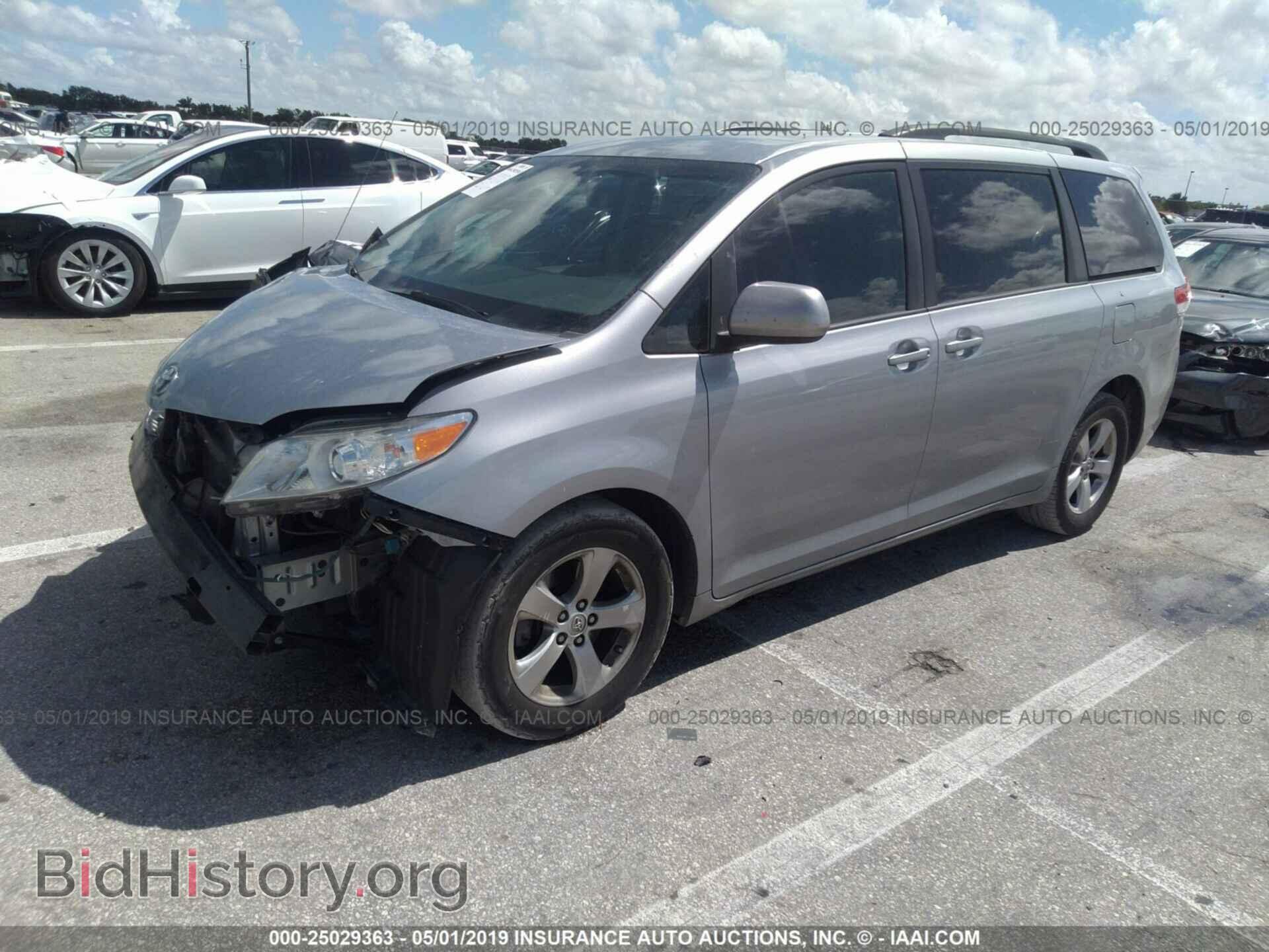 2013 TOYOTA SIENNA - VIN: 5TDKK3DC8DS393421 - Фото 2