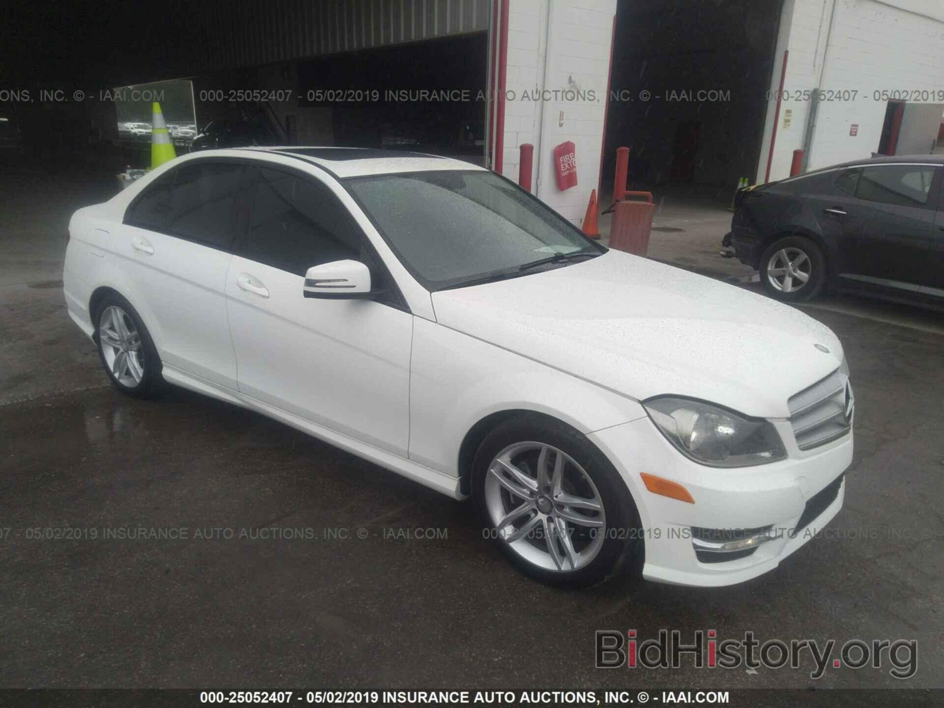 Photo WDDGF4HB5DR295873 - MERCEDES-BENZ C 2013