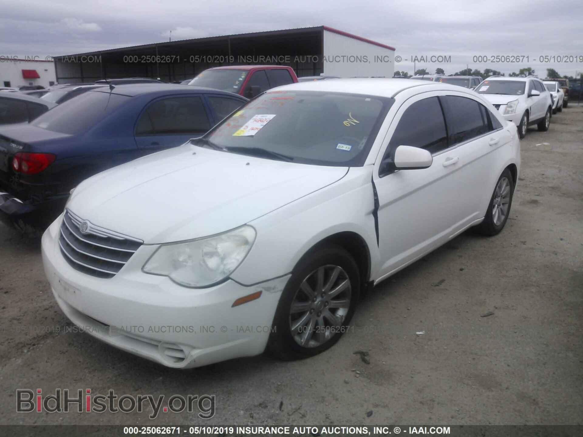 2010 CHRYSLER SEBRING - VIN: 1C3CC5FB1AN205426 - Фото 2