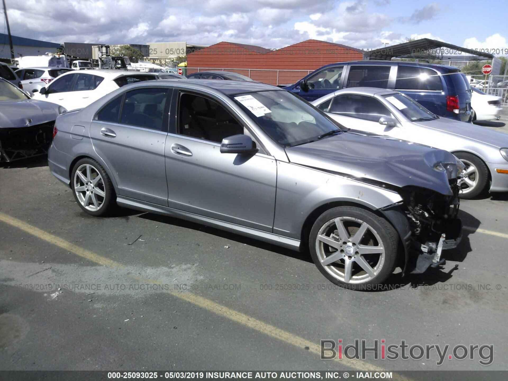 Photo WDDGF4HB3DA851659 - MERCEDES-BENZ C 2013