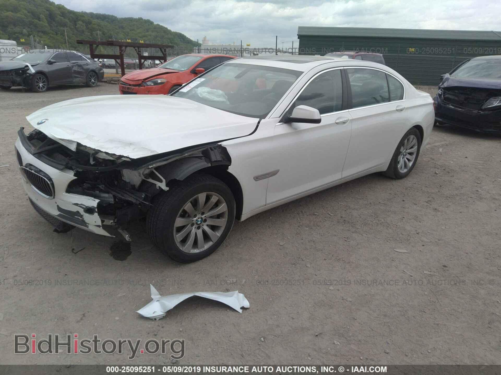 2011 BMW 750 - VIN: WBAKB8C59BC852094 - Фото 2