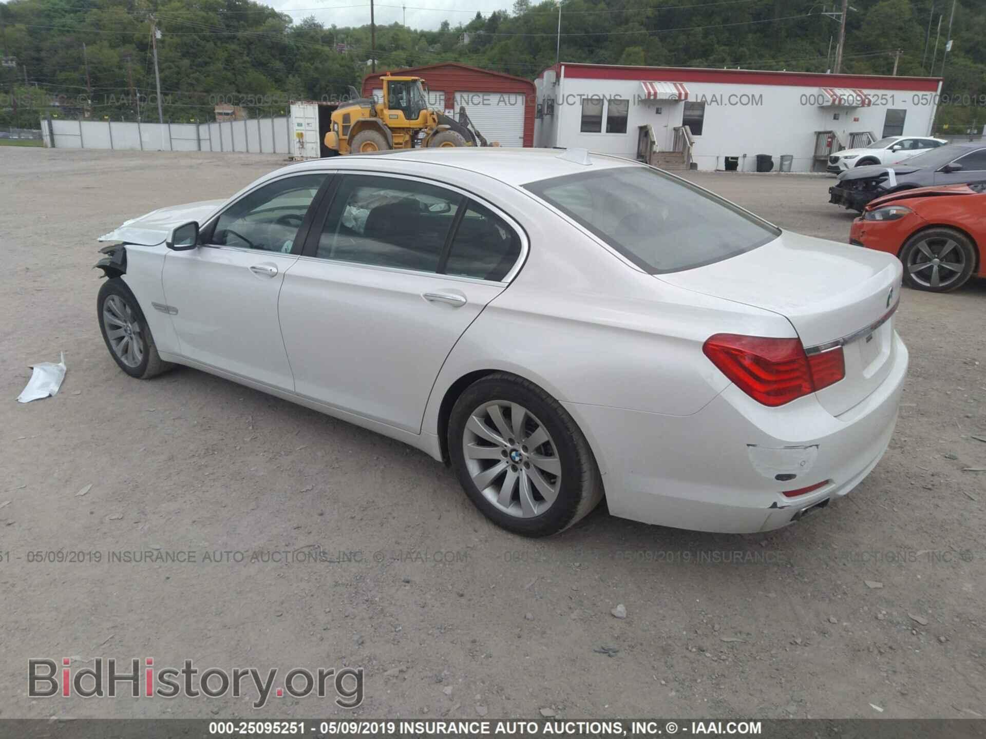 2011 BMW 750 - VIN: WBAKB8C59BC852094 - Фото 3