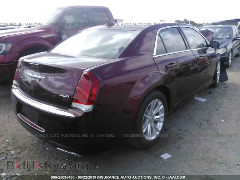 2017 Chrysler 300 (VIN 2C3CCAAG3HH560158) — photo 4 of 10