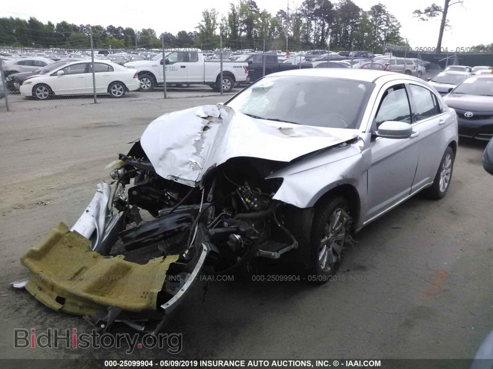 2011 CHRYSLER 200 - VIN: 1C3BC1FB3BN596570 - Фото 2