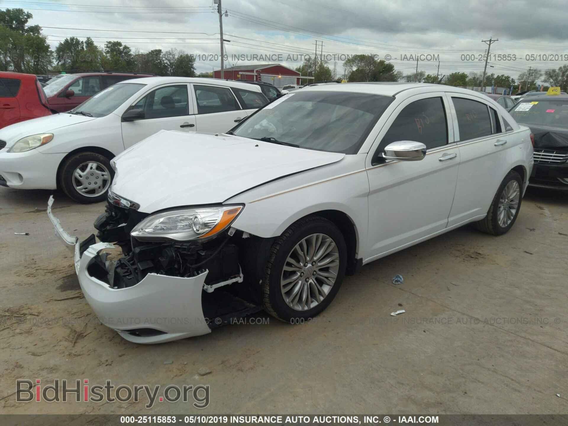 2011 CHRYSLER 200 - VIN: 1C3BC2FG8BN570497 - Фото 2