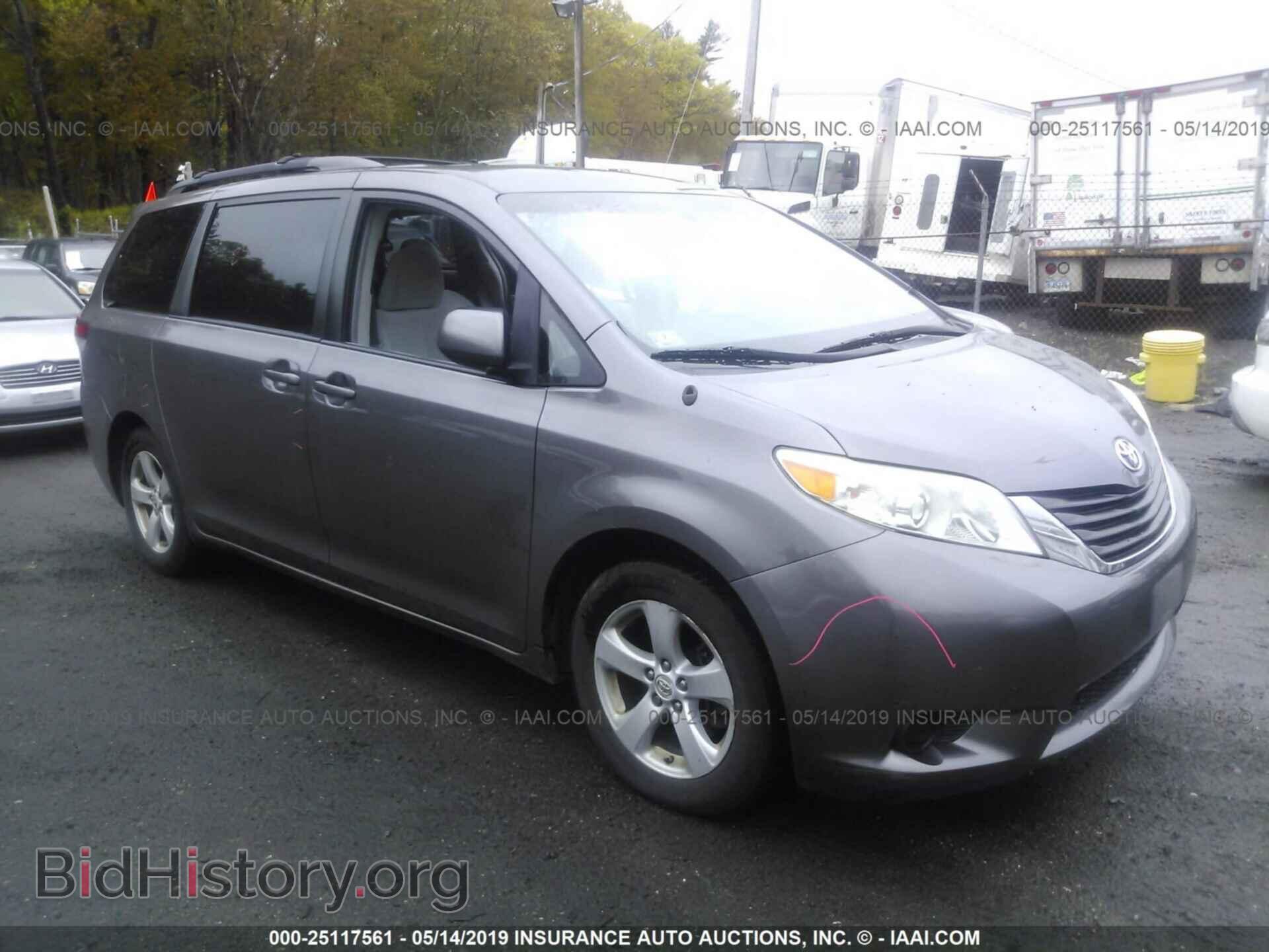 Photo 5TDKK3DC3BS024866 - TOYOTA SIENNA 2011