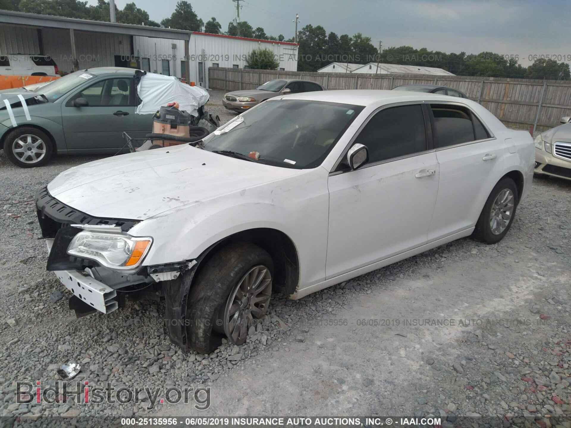 2013 CHRYSLER 300 - VIN: 2C3CCAAG8DH589214 - Фото 2