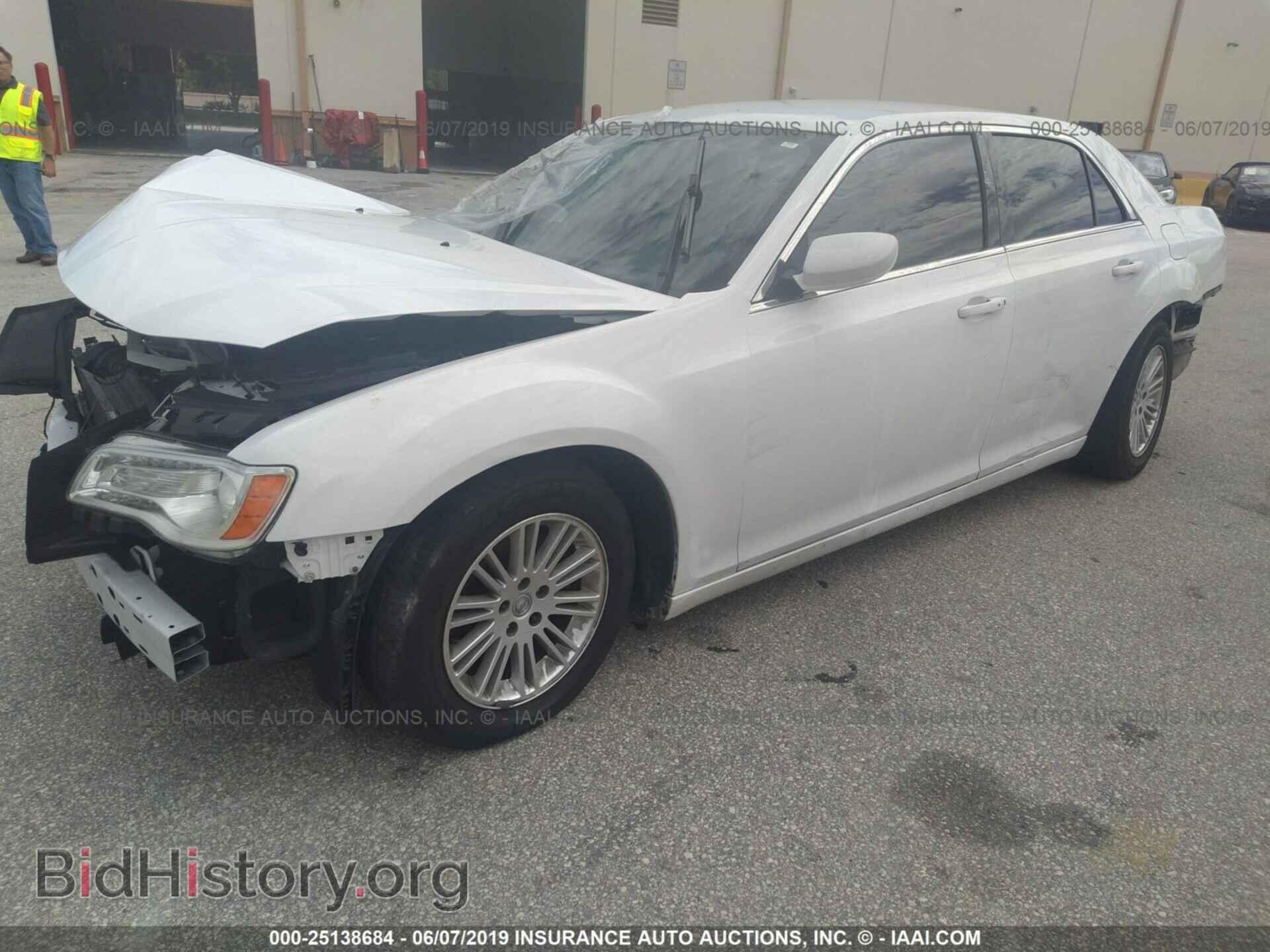 2013 CHRYSLER 300 - VIN: 2C3CCAAG3DH588827 - Фото 2
