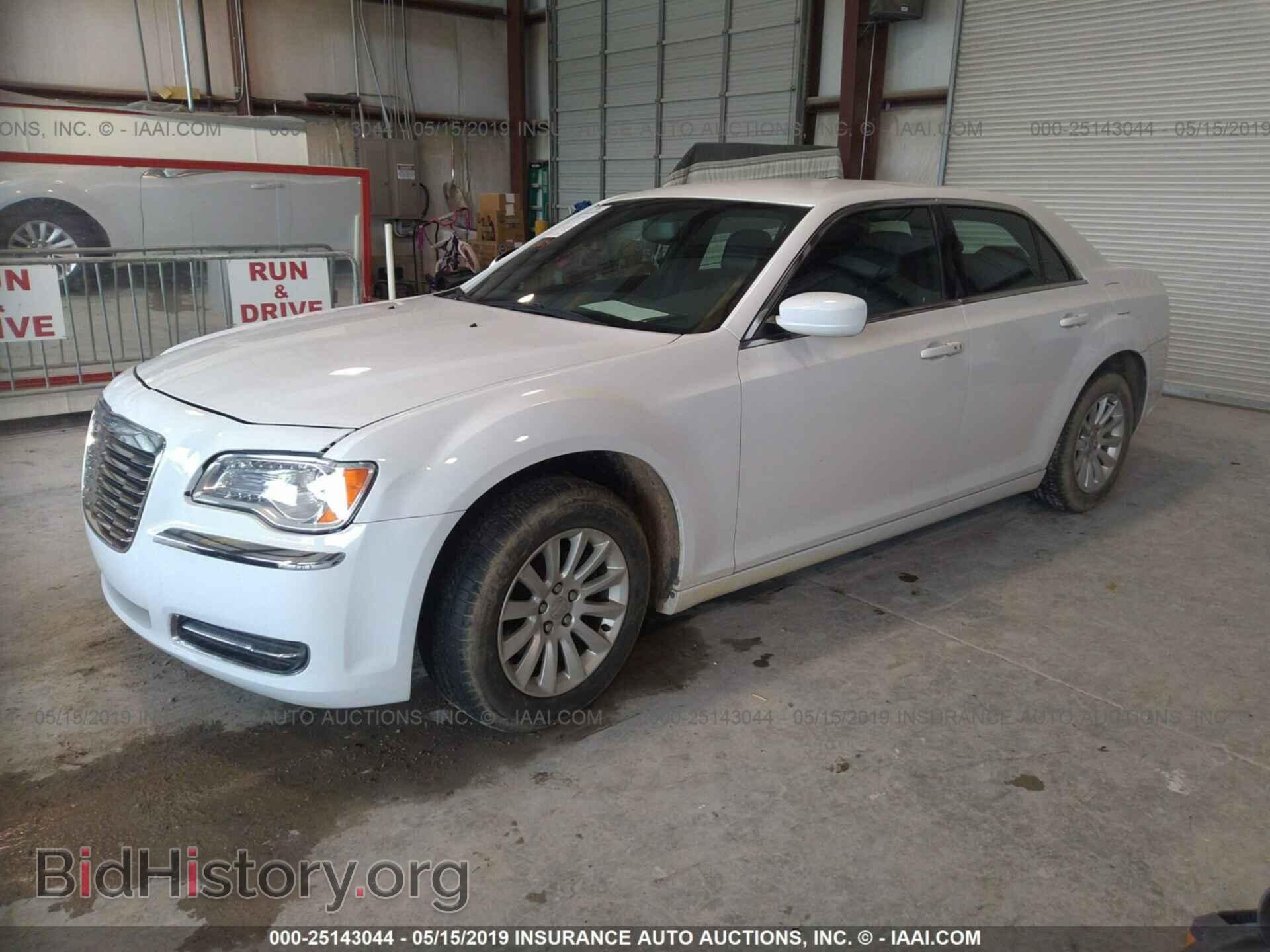 2014 CHRYSLER 300 - VIN: 2C3CCAAG8EH235470 - Фото 2