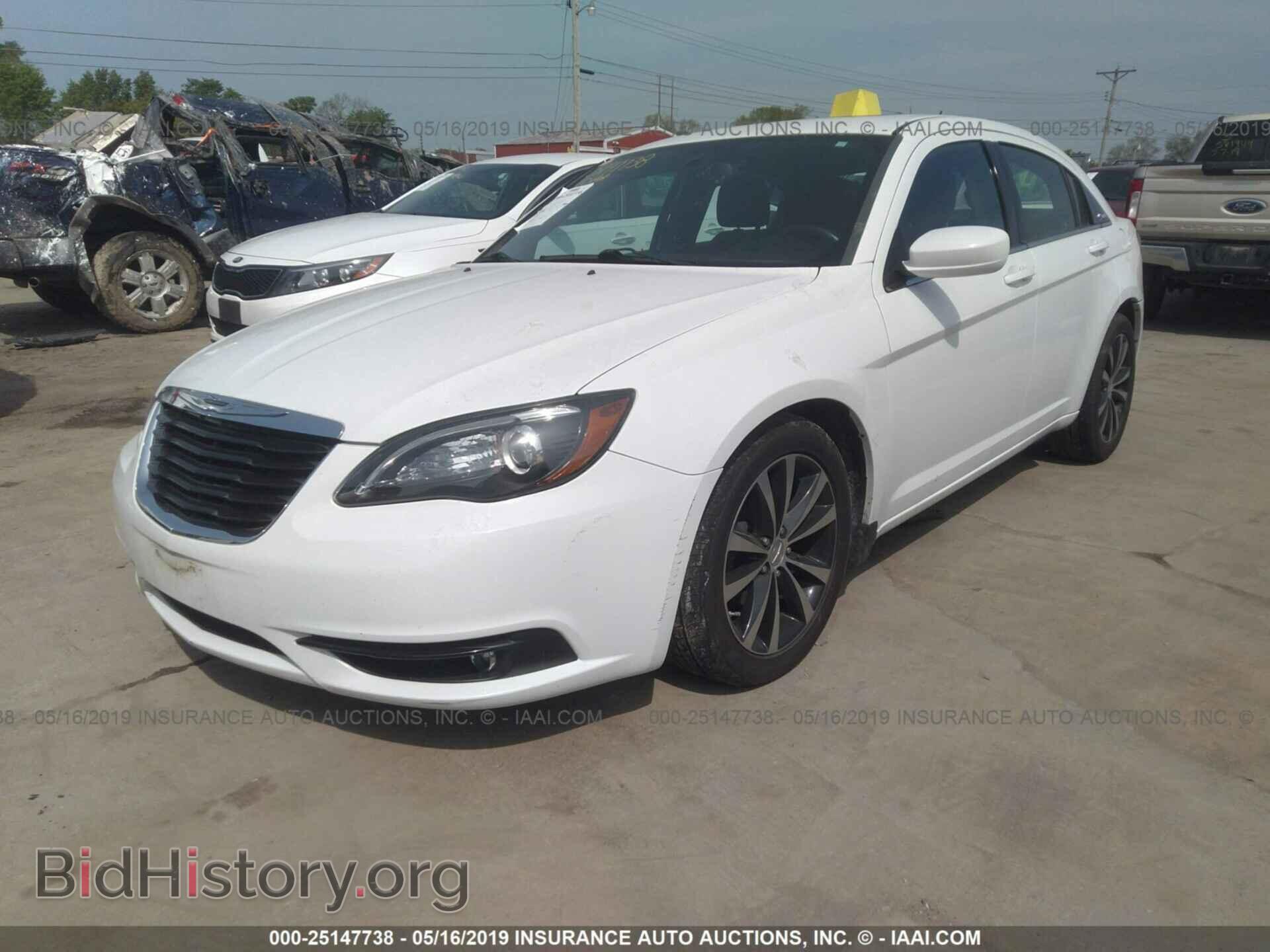 2013 CHRYSLER 200 - VIN: 1C3CCBBG0DN737948 - Фото 2