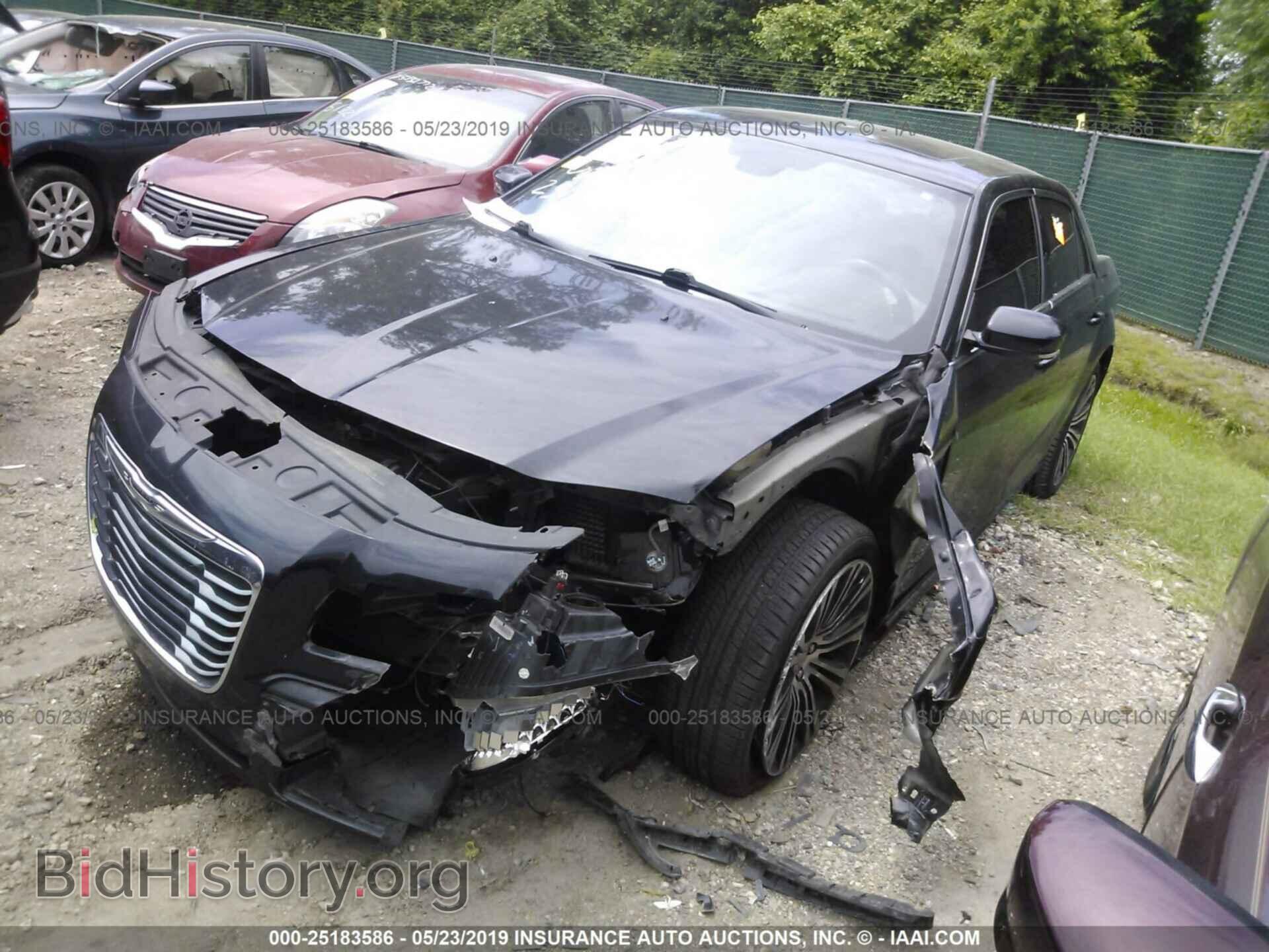 2013 CHRYSLER 300 - VIN: 2C3CCABT2DH599040 - Фото 2
