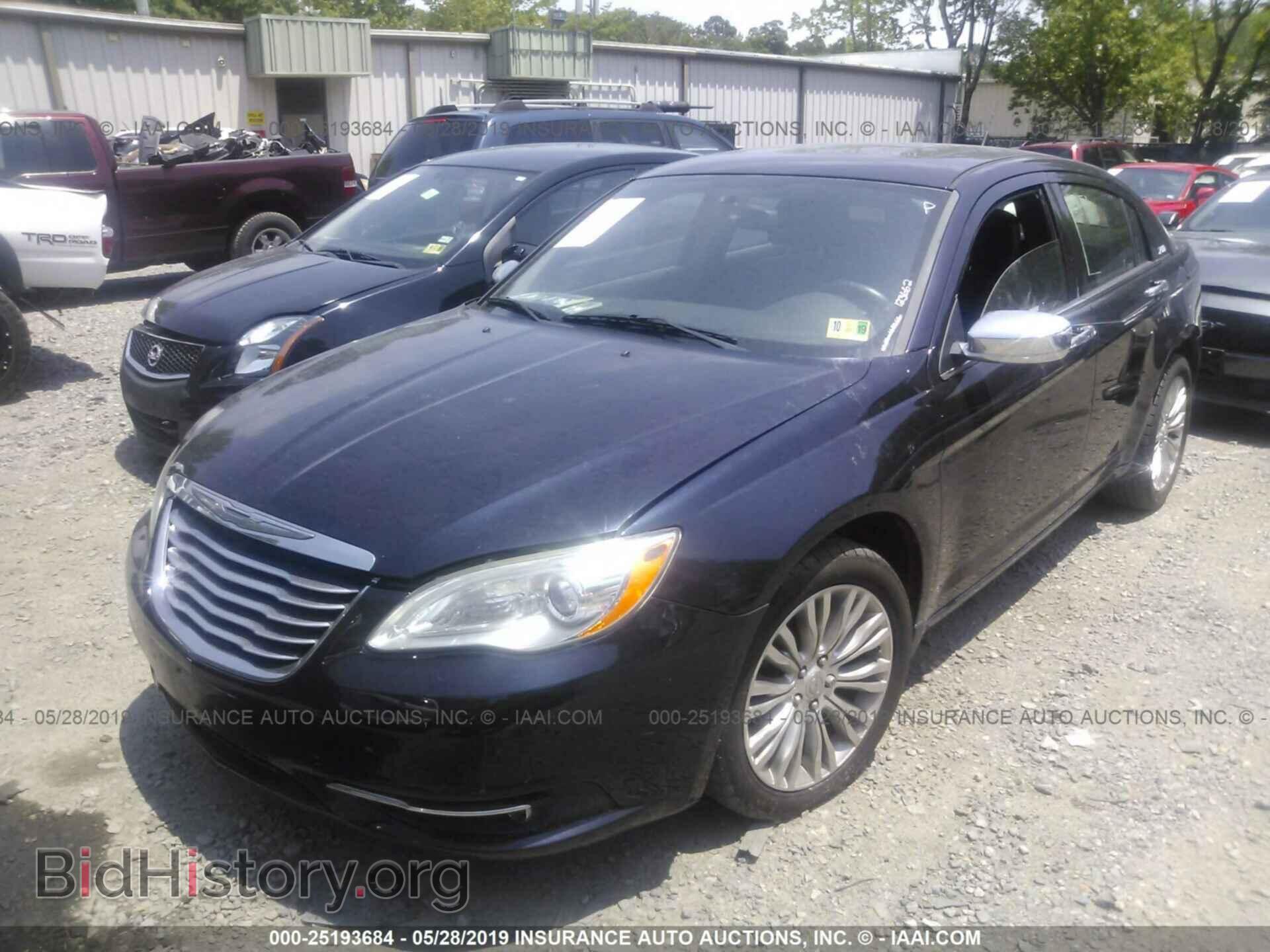 2011 CHRYSLER 200 - VIN: 1C3BC2FG6BN526689 - Фото 2