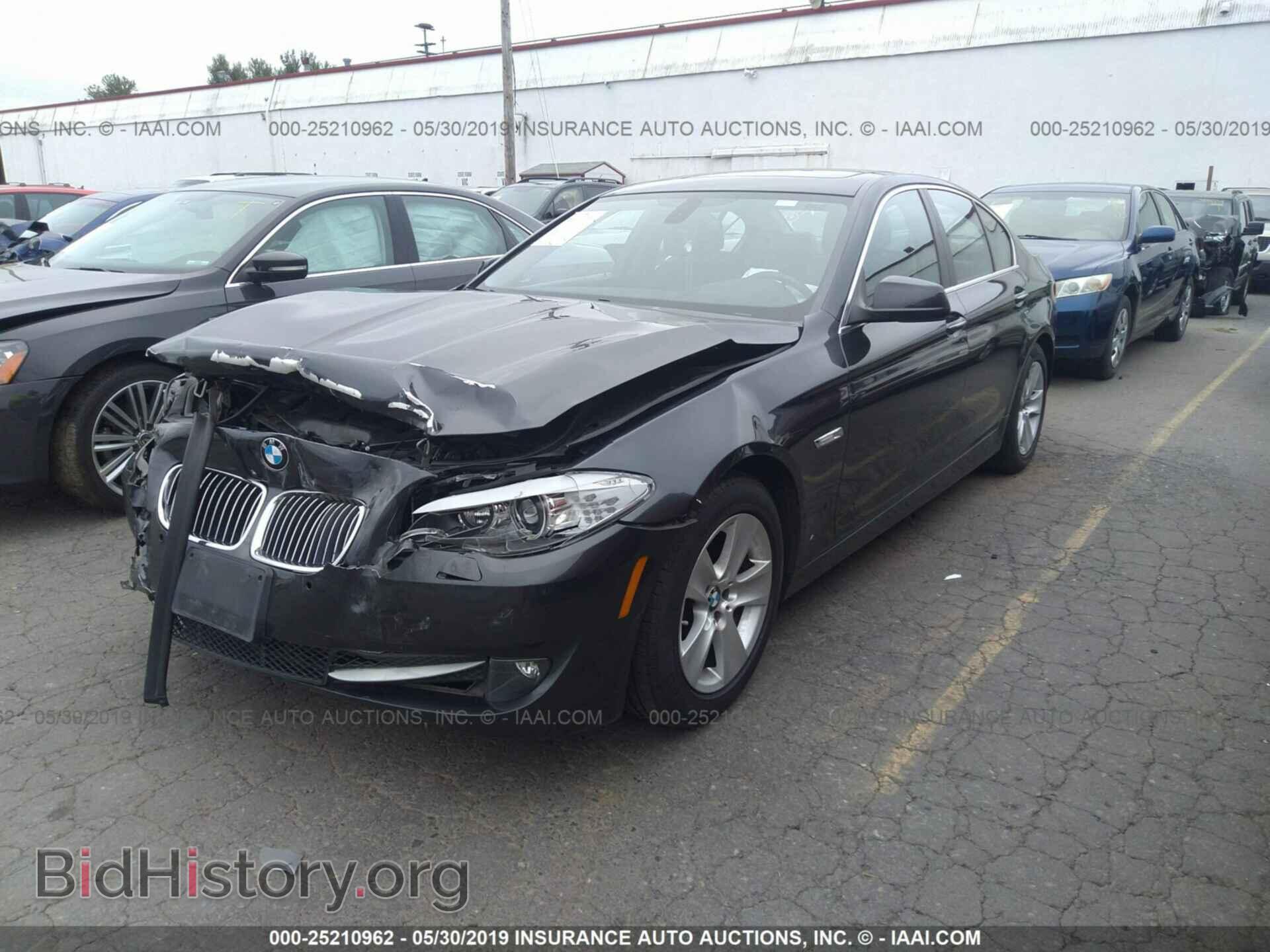 2011 BMW 528 - VIN: WBAFR1C53BC742565 - Photo 2