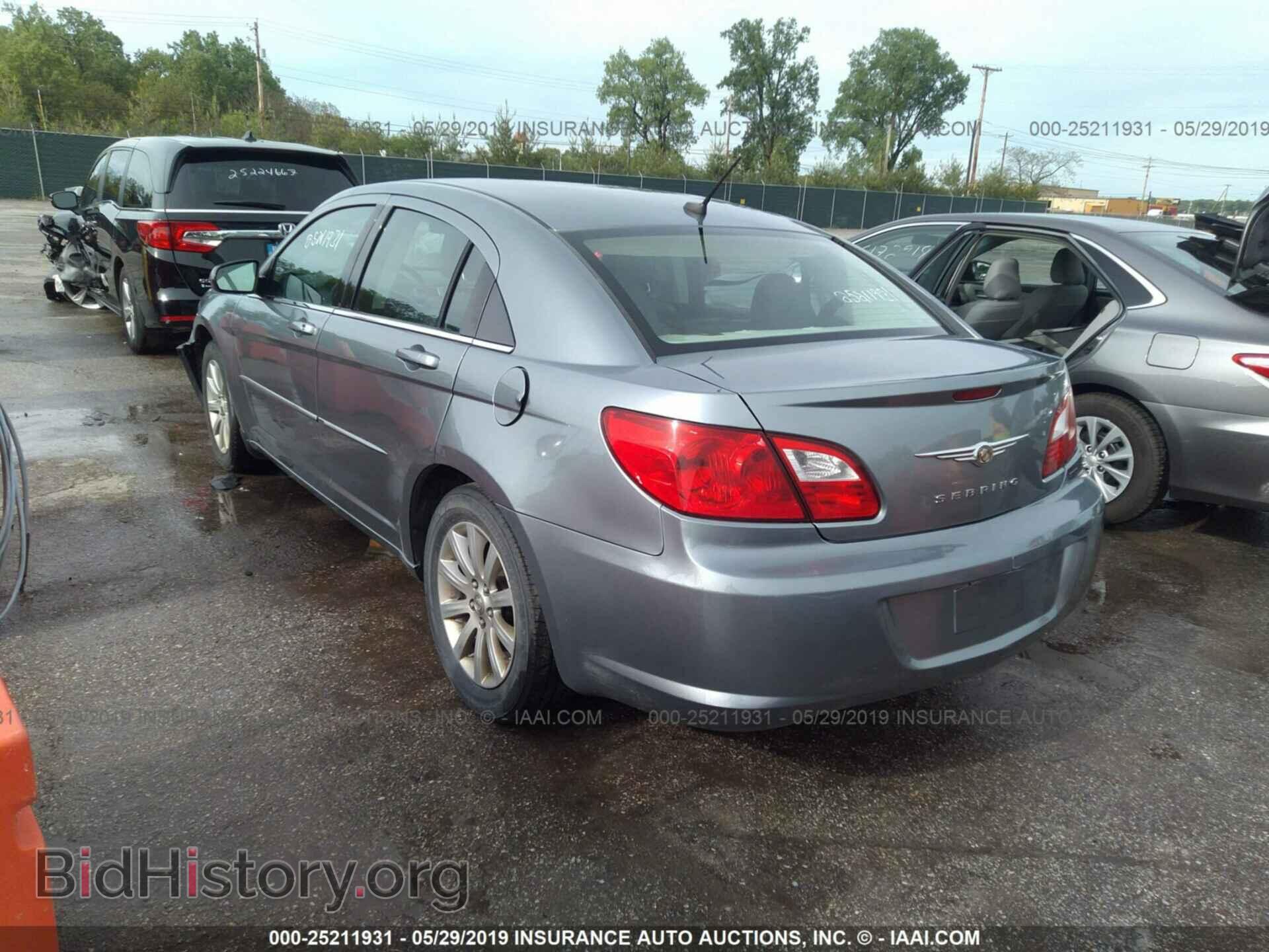 2010 CHRYSLER SEBRING - VIN: 1C3CC5FB1AN228219 - Фото 3