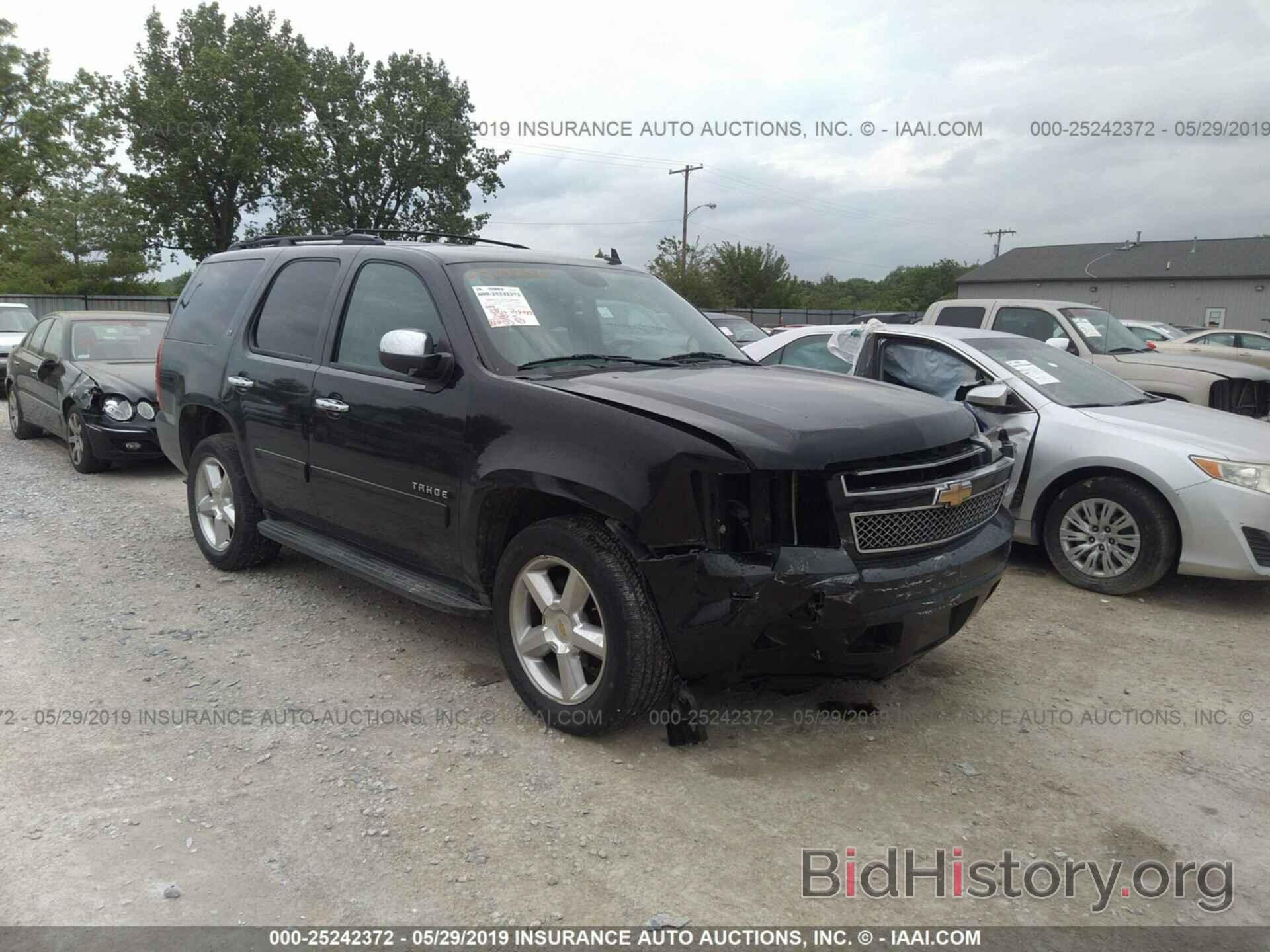 Photo 1GNSCBE06BR154495 - CHEVROLET TAHOE 2011