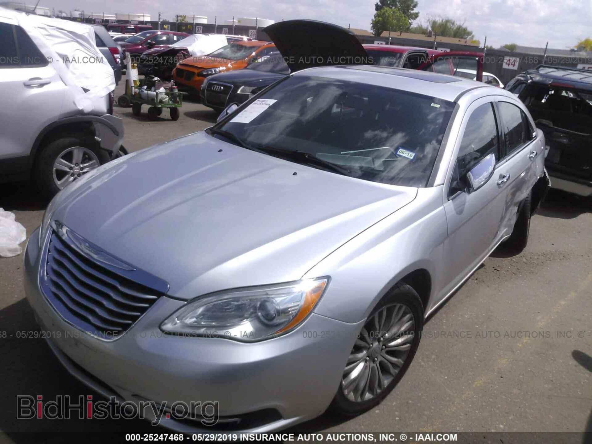 2011 CHRYSLER 200 - VIN: 1C3BC2FB3BN614216 - Фото 2
