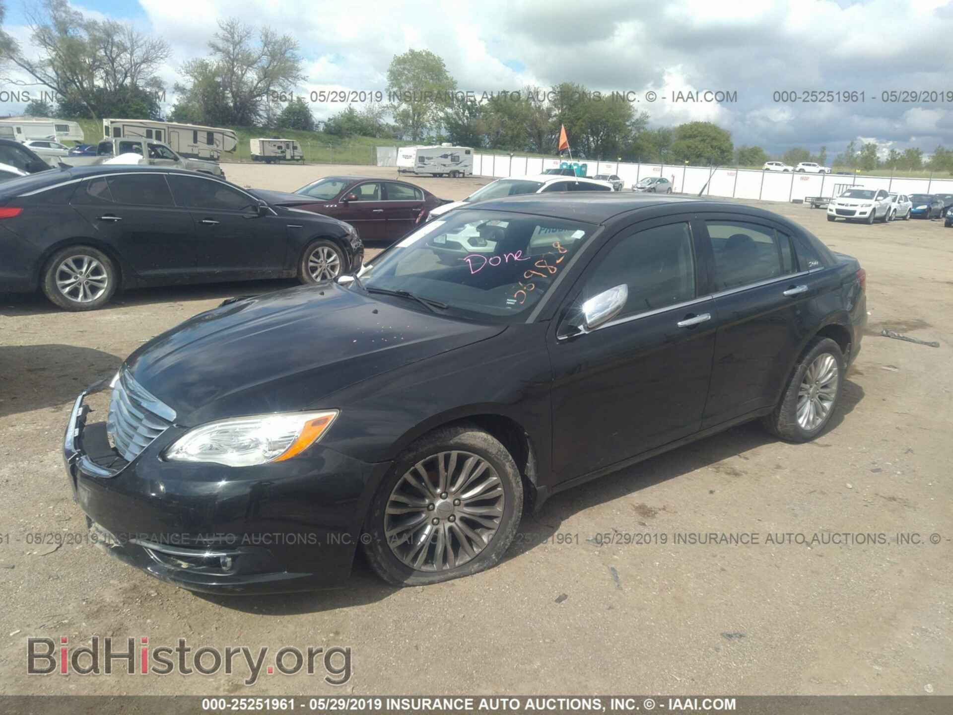 2011 CHRYSLER 200 - VIN: 1C3BC2FG5BN517658 - Фото 2