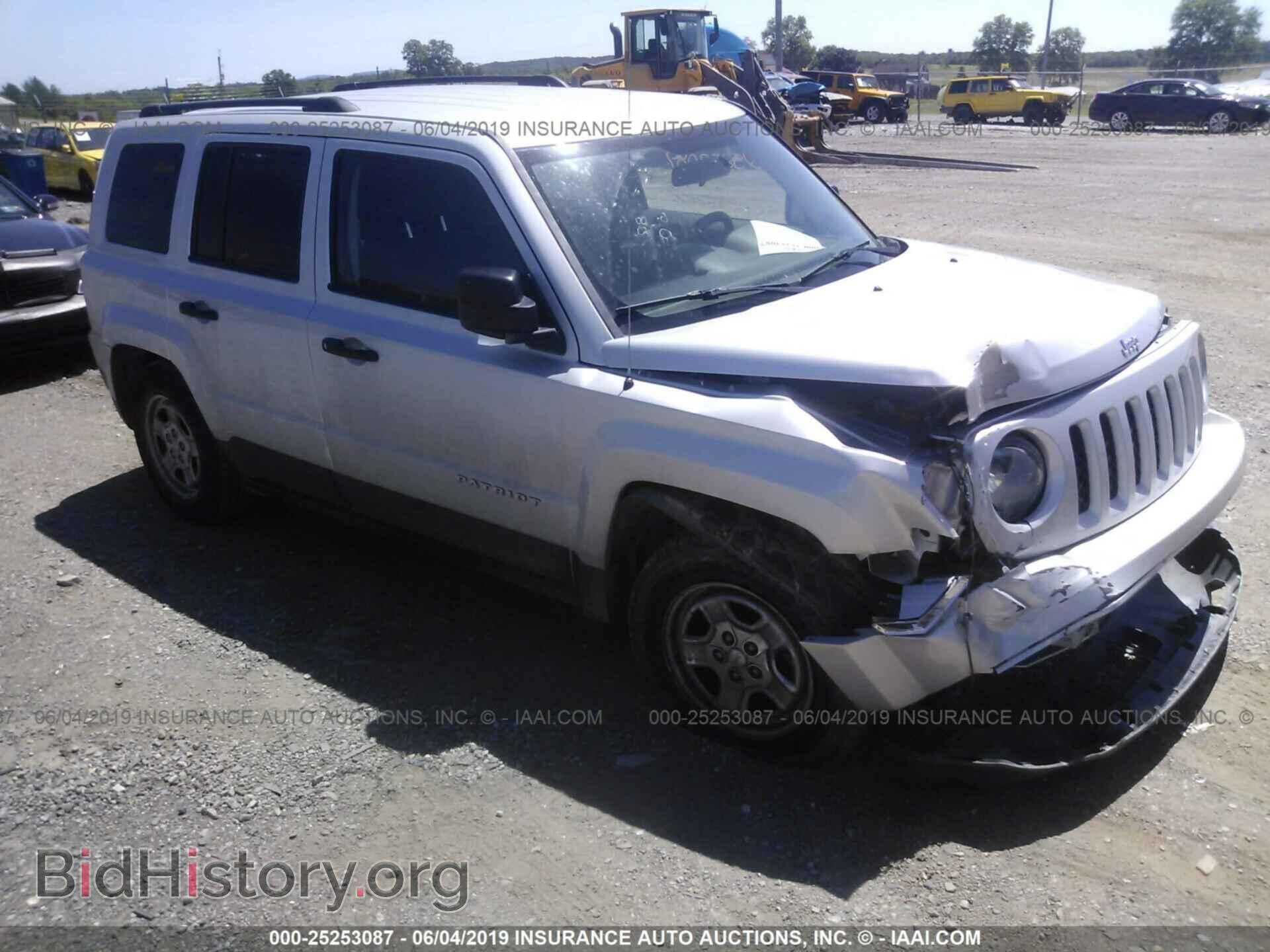 Photo 1J4NT1GA3BD208316 - JEEP PATRIOT 2011