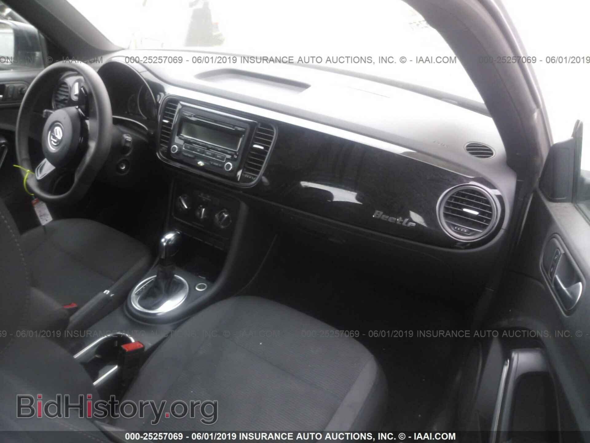 2014 Volkswagen Beetle - VIN: 3VWF17AT7EM651670 - Фото 5